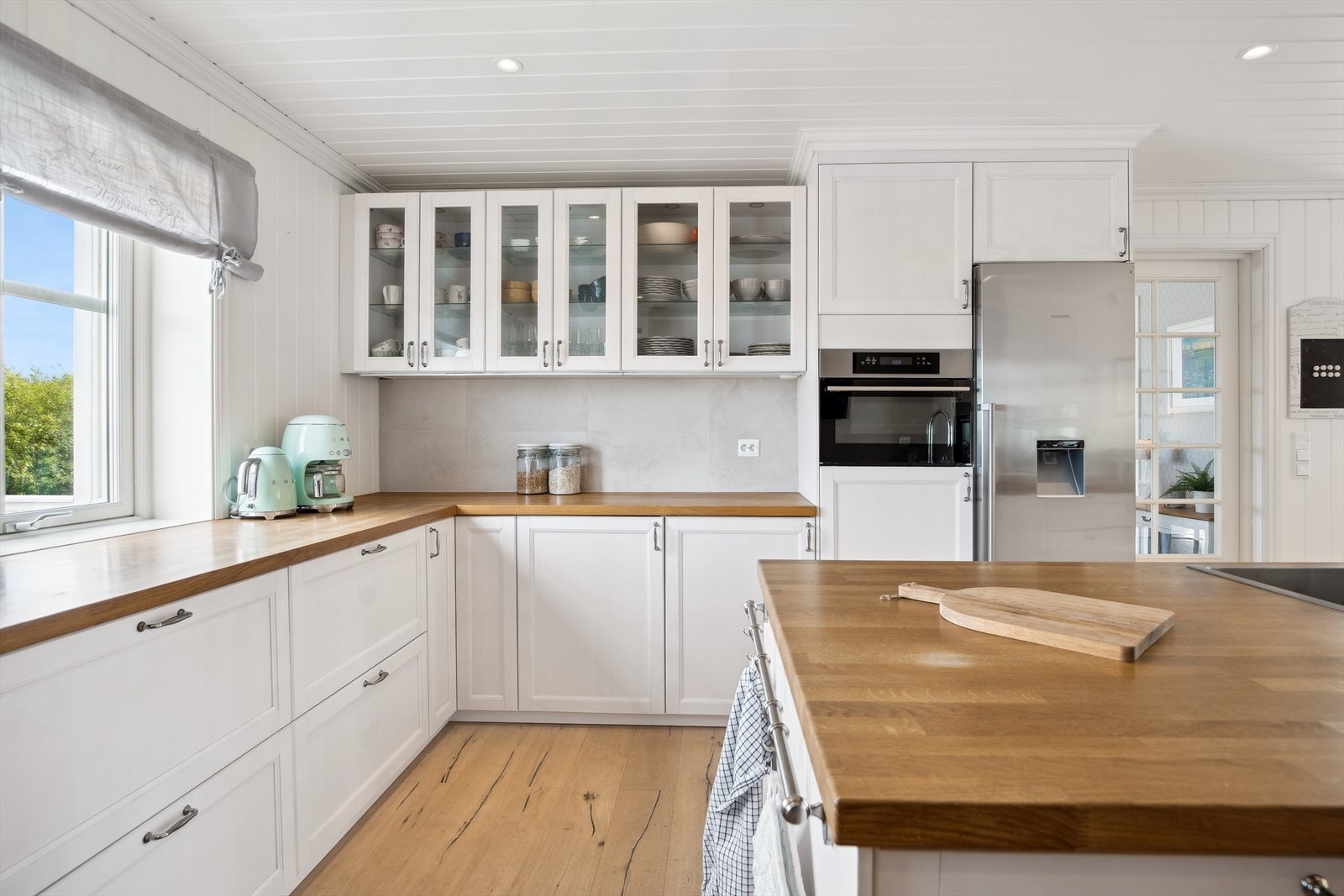 Kjøkkenet er utstyrt med integrert vinskap, kjølehjørne, keramisk koketopp, 2 stk. komfyrer, dampovn og kombiovn. Galleribilde