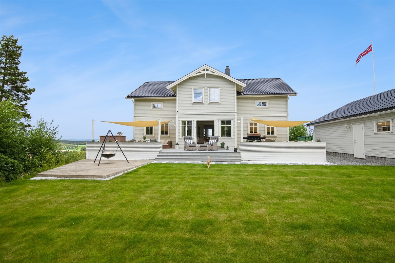 Boligens uteområde er opparbeidet med plenarealer, prydbusker, beplantninger m.m. Galleribilde