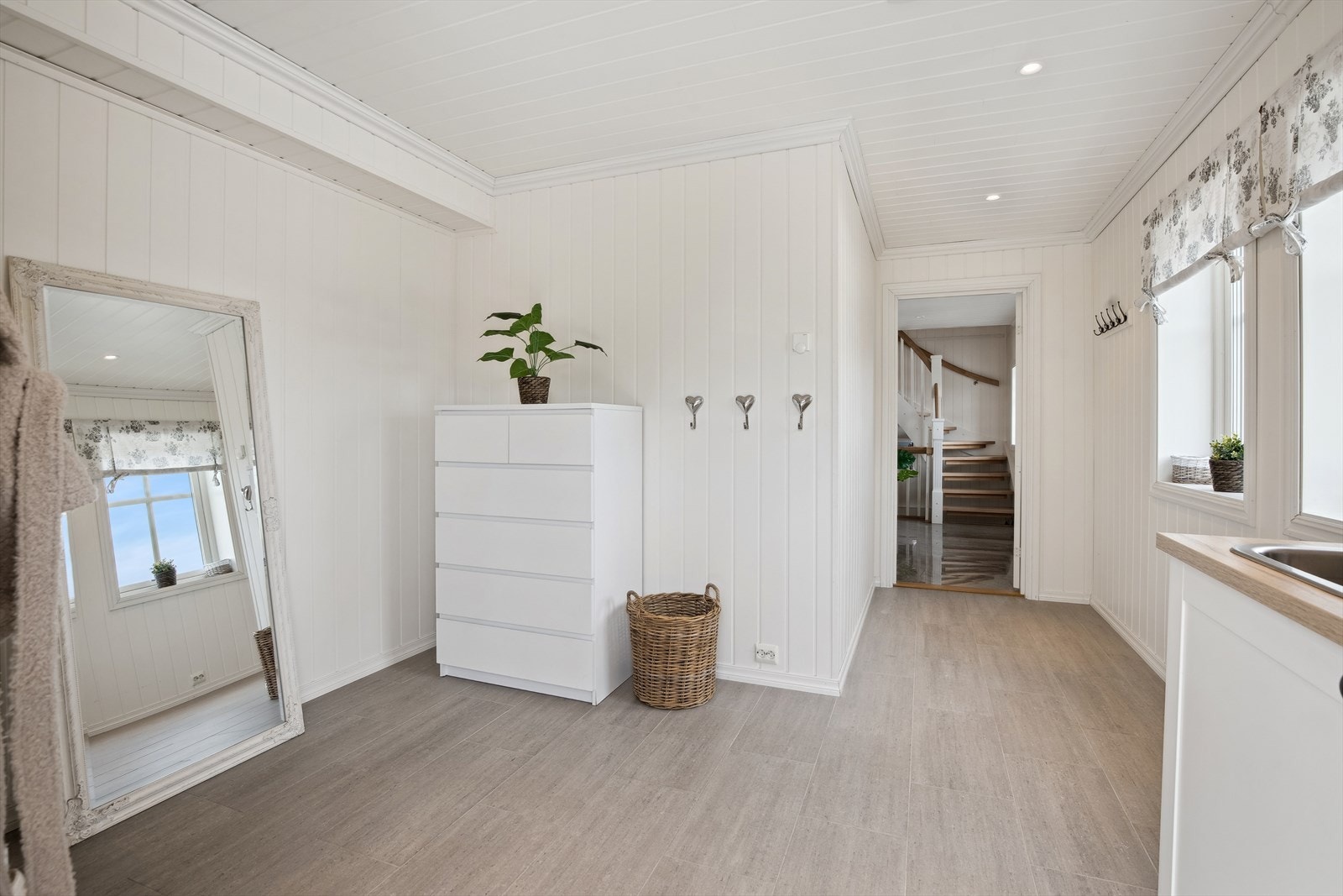 Det er kort vei til å henge fra seg yttertøy og sko ved inngangsparti. Galleribilde