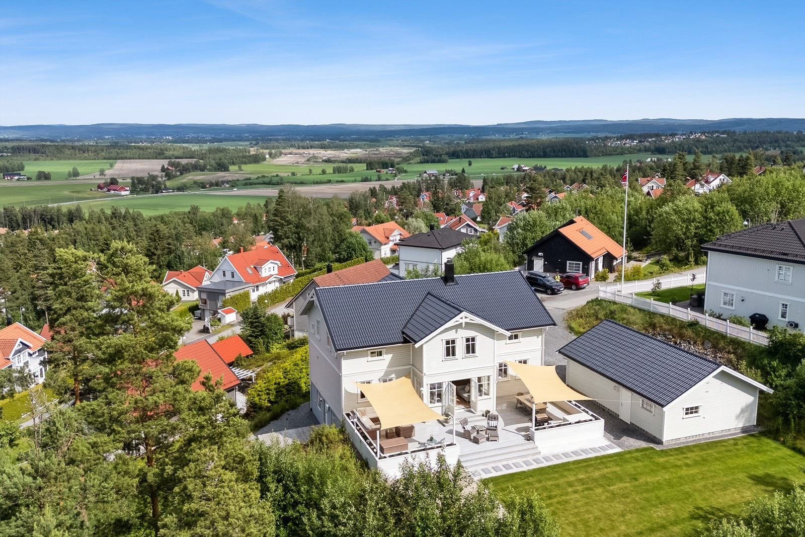 Løvebakken 16 er en meget innholdsrik og velholdt bolig beliggende på en flott utsiktstomt - Kun 25 minutter fra Gardermoen og 35 minutter fra Oslo med bil, sentralt men samtidig stille og fredelig på landet Galleribilde