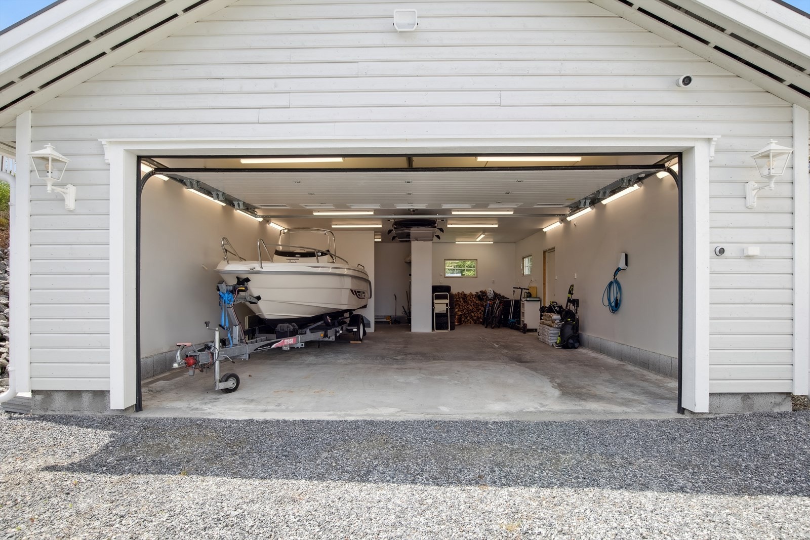 Parkering i isolert garasje. Her er det elbillader. Galleribilde