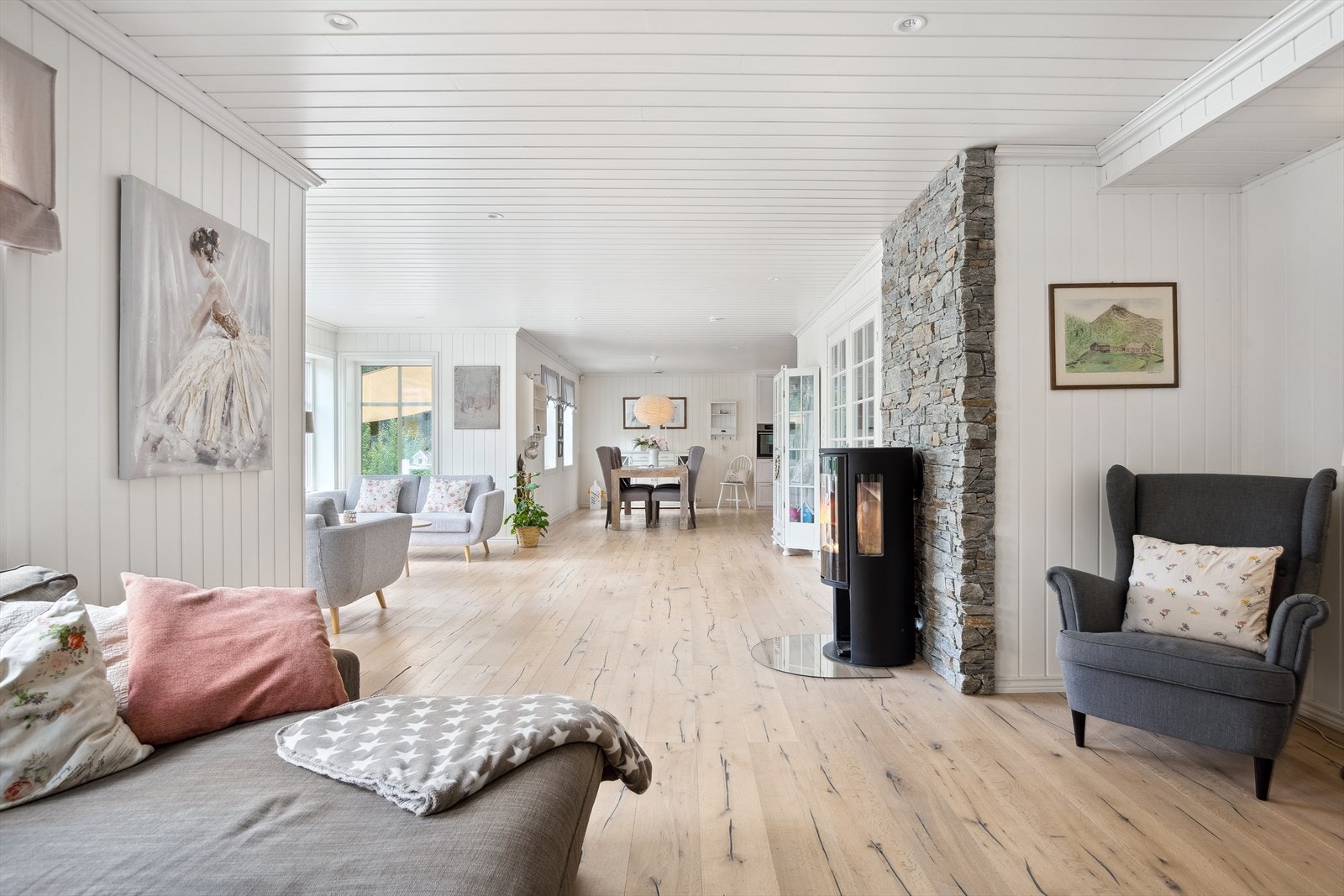 I stuen er det god plass til møblering i soner. Galleribilde