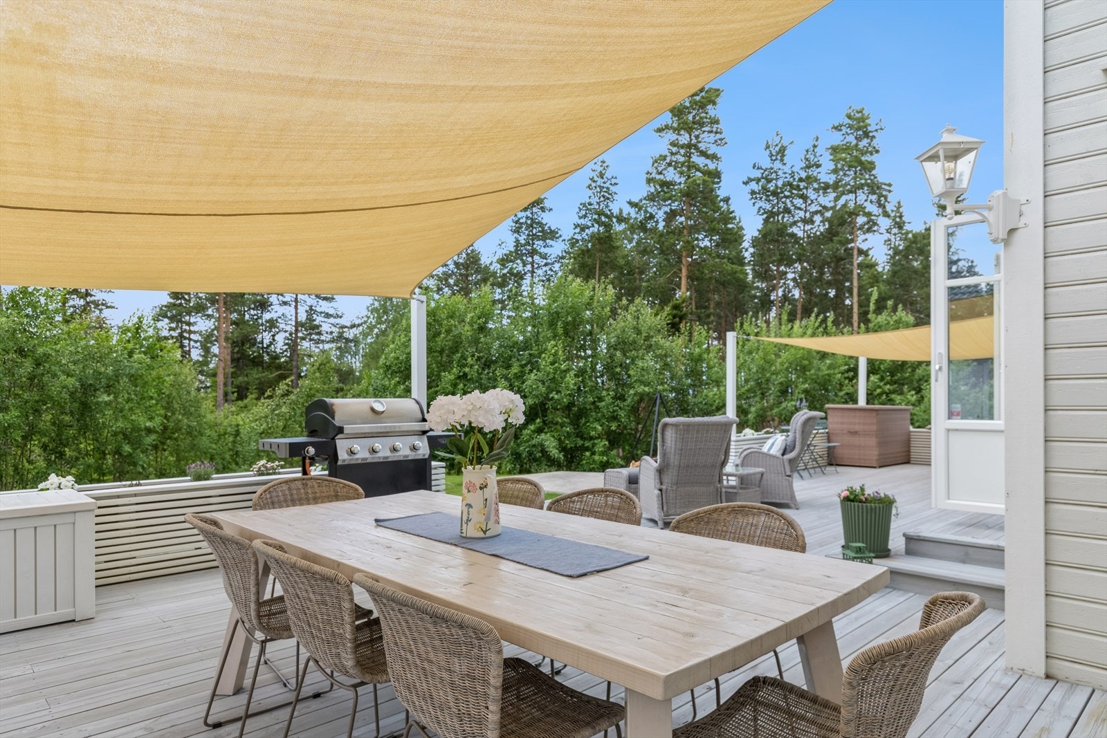 På terrassen er det mulighet for spisebord med tilhørende stoler. Her kan man lage god grillmat hele sommeren. Galleribilde