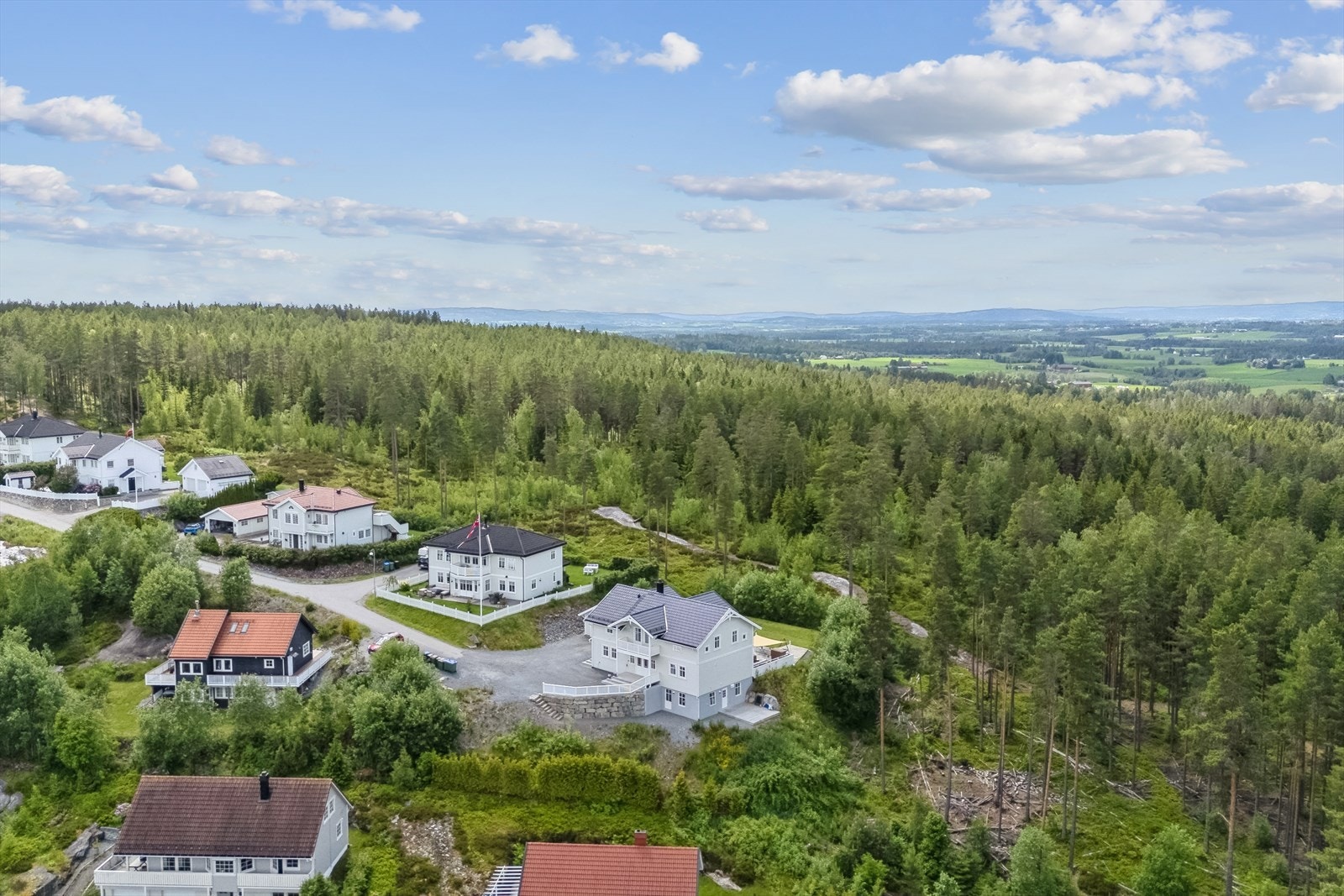 Neskollen har et eget lite sentrumsområde med barnehager, barneskole, dagligvarebutikk, samt idrettsanlegg og nyere friidrettshall. Galleribilde