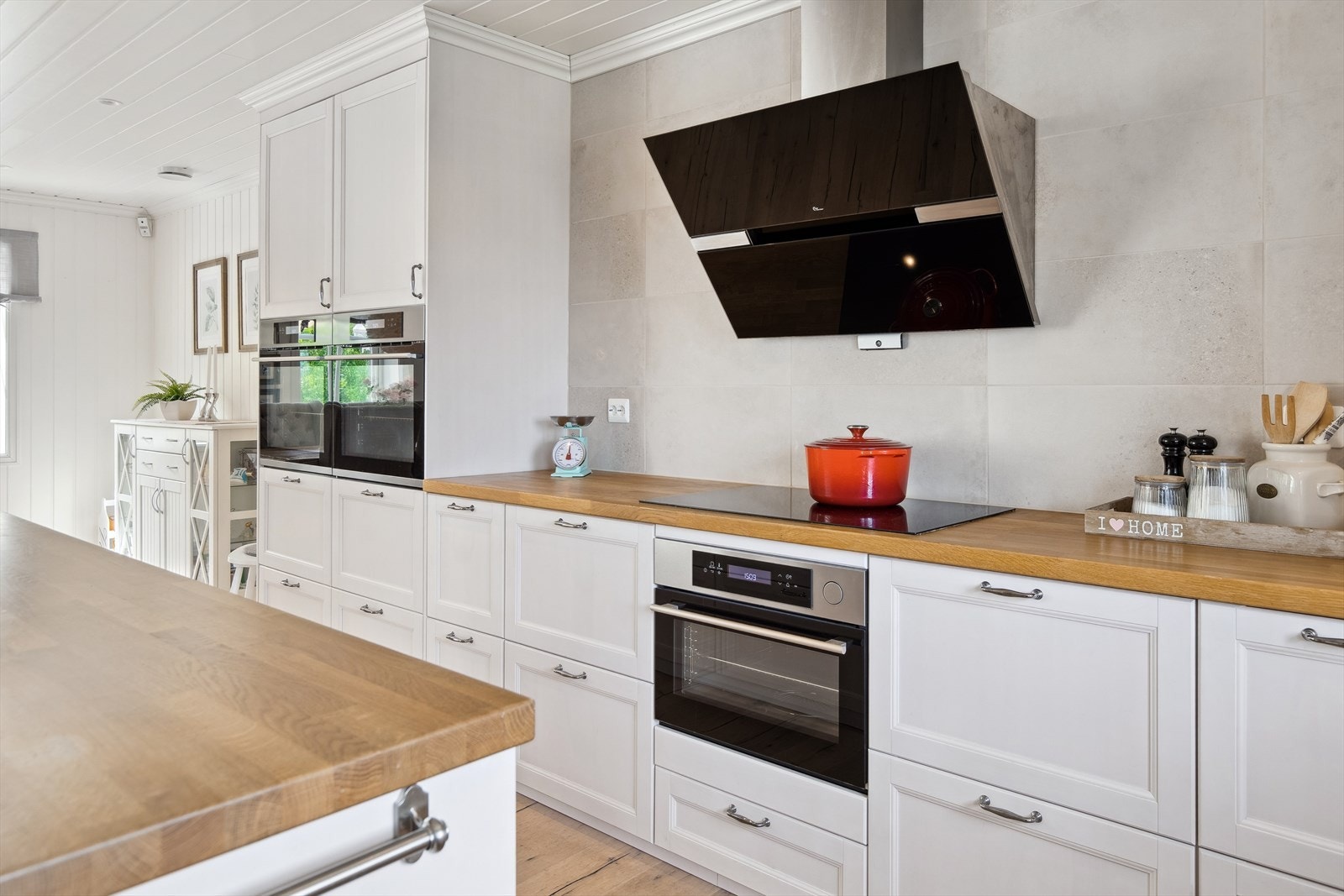 Kjøkkenet har god plass til lagring i skap og skuffer. Galleribilde