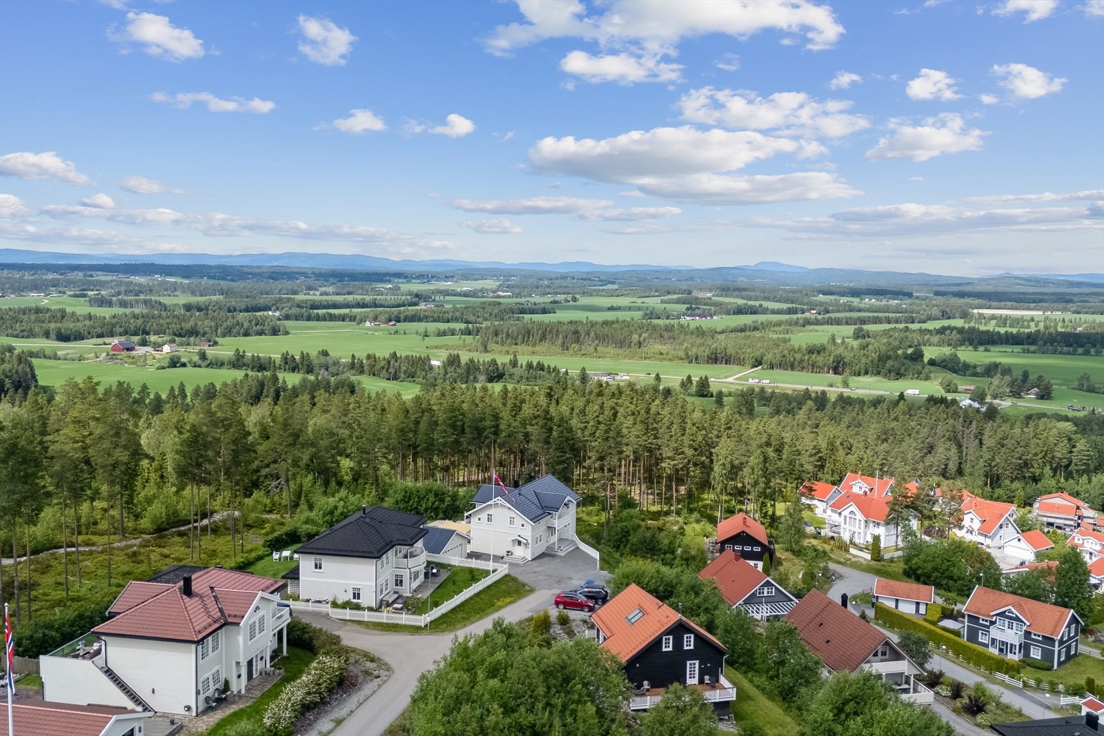 Leiligheten ligger i et naturskjønt, populært og barnevennlig boligområde på Neskollen i Nes kommune, på grensen mot Ullensaker. Galleribilde