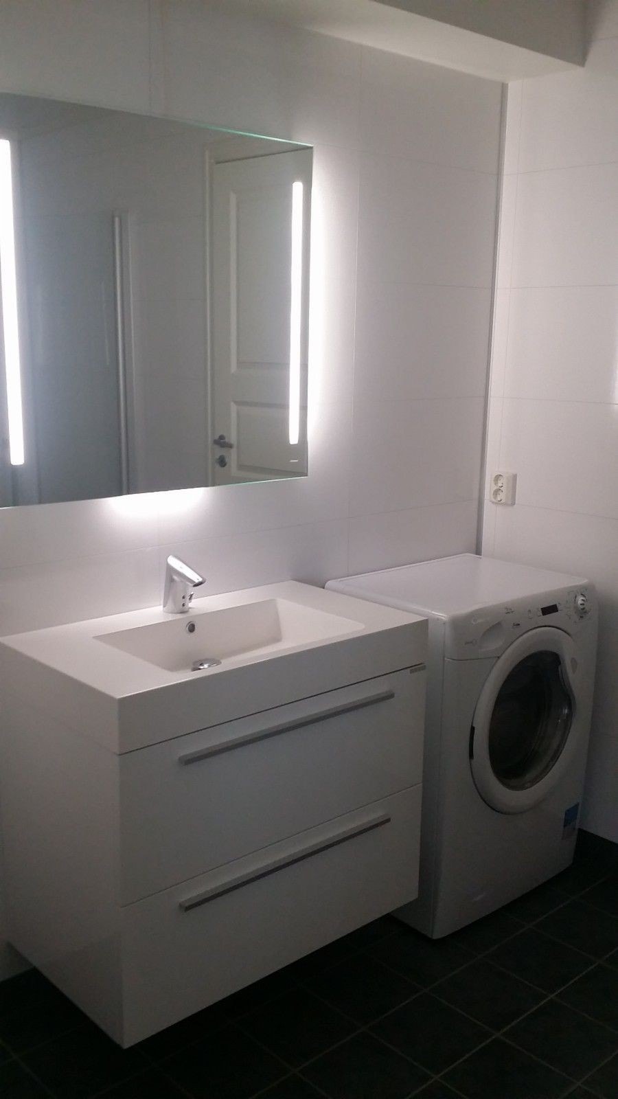 Bad leilighet. Her er det opplegg for vaskemaskin. Galleribilde