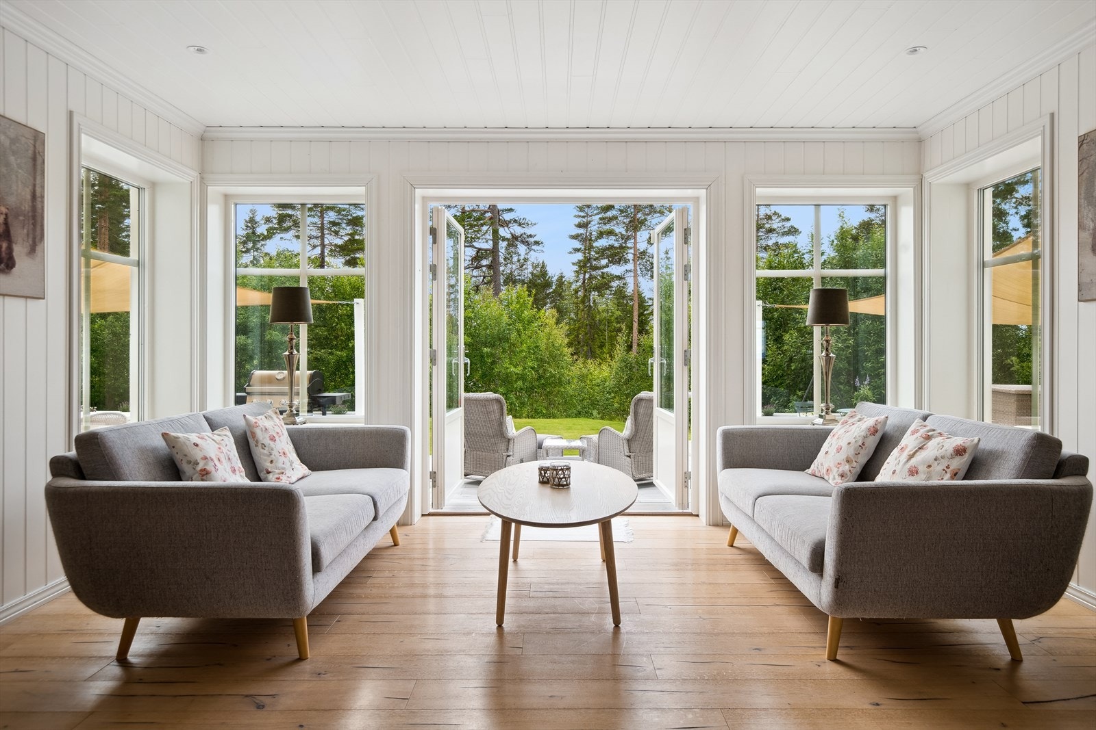 Det er utgang til en romslig terrasse på ca. 77 kvm. Galleribilde