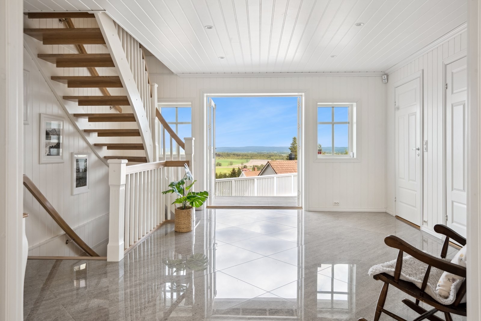 Romslig inngangsparti via dobbel dører med glass ønsker deg velkommen inn i boligen. Galleribilde