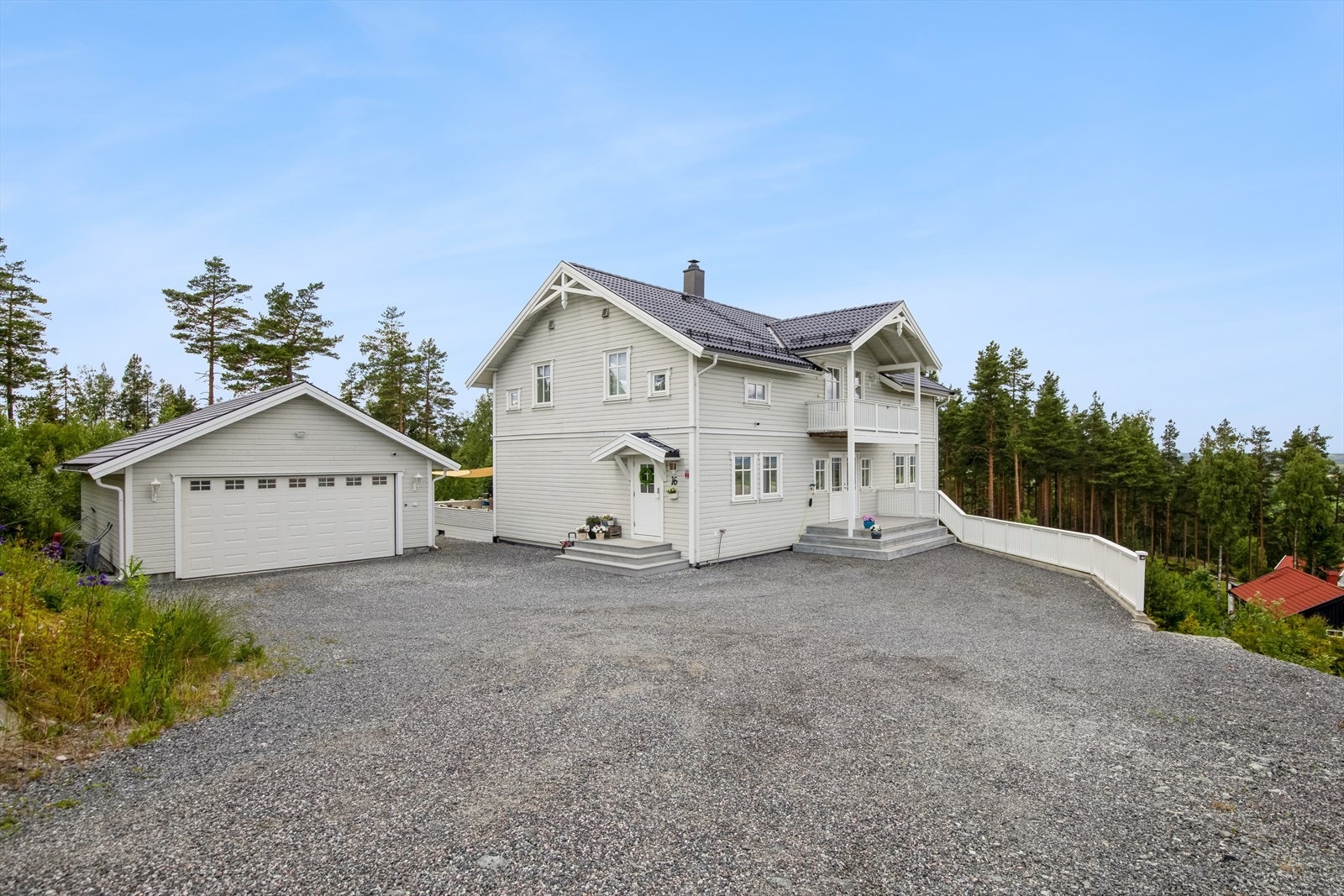 Det er parkeringsplass i garasje og på egen gårdsplass. Galleribilde