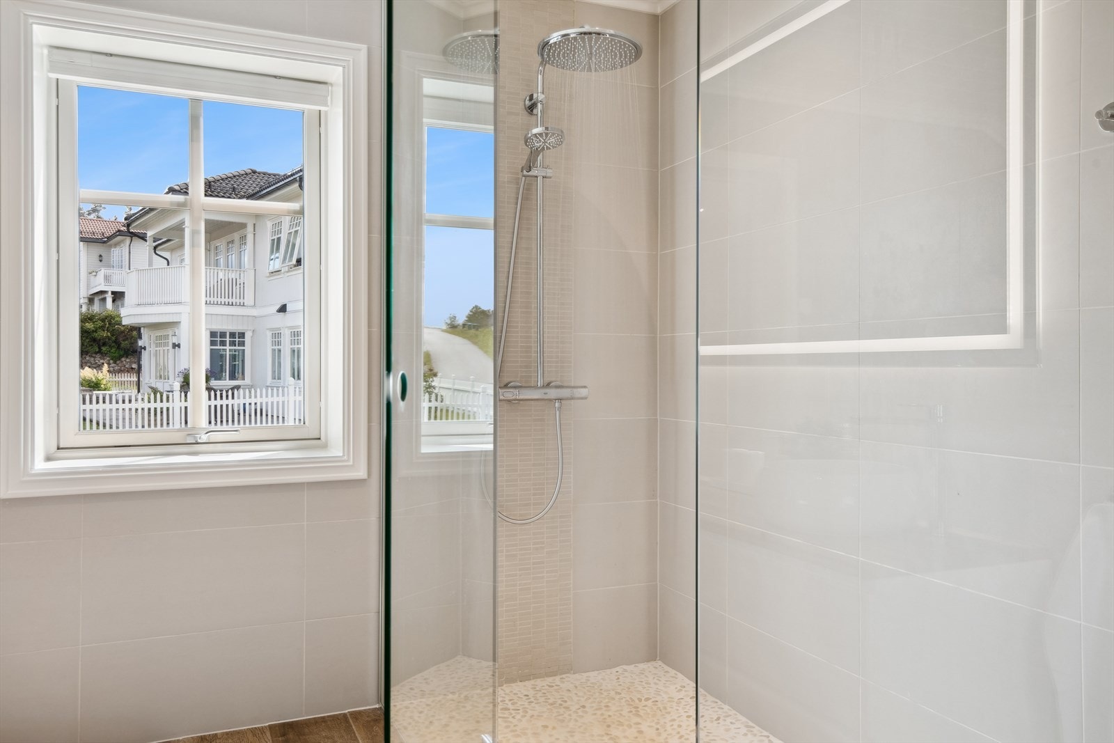 På badet er det dusjhjørne med innfellbare glassdører. Galleribilde