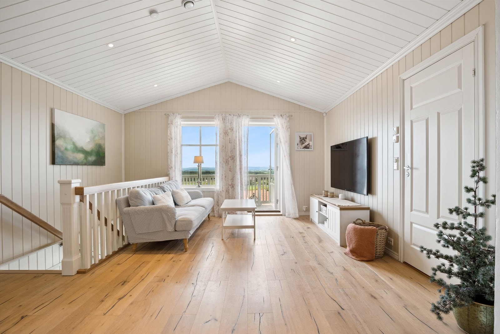 Romslig stue i 2. etasje med god plass til sofamøblering og TV-bord. Her er det utgang til en balkong på ca. 6 kvm. Galleribilde