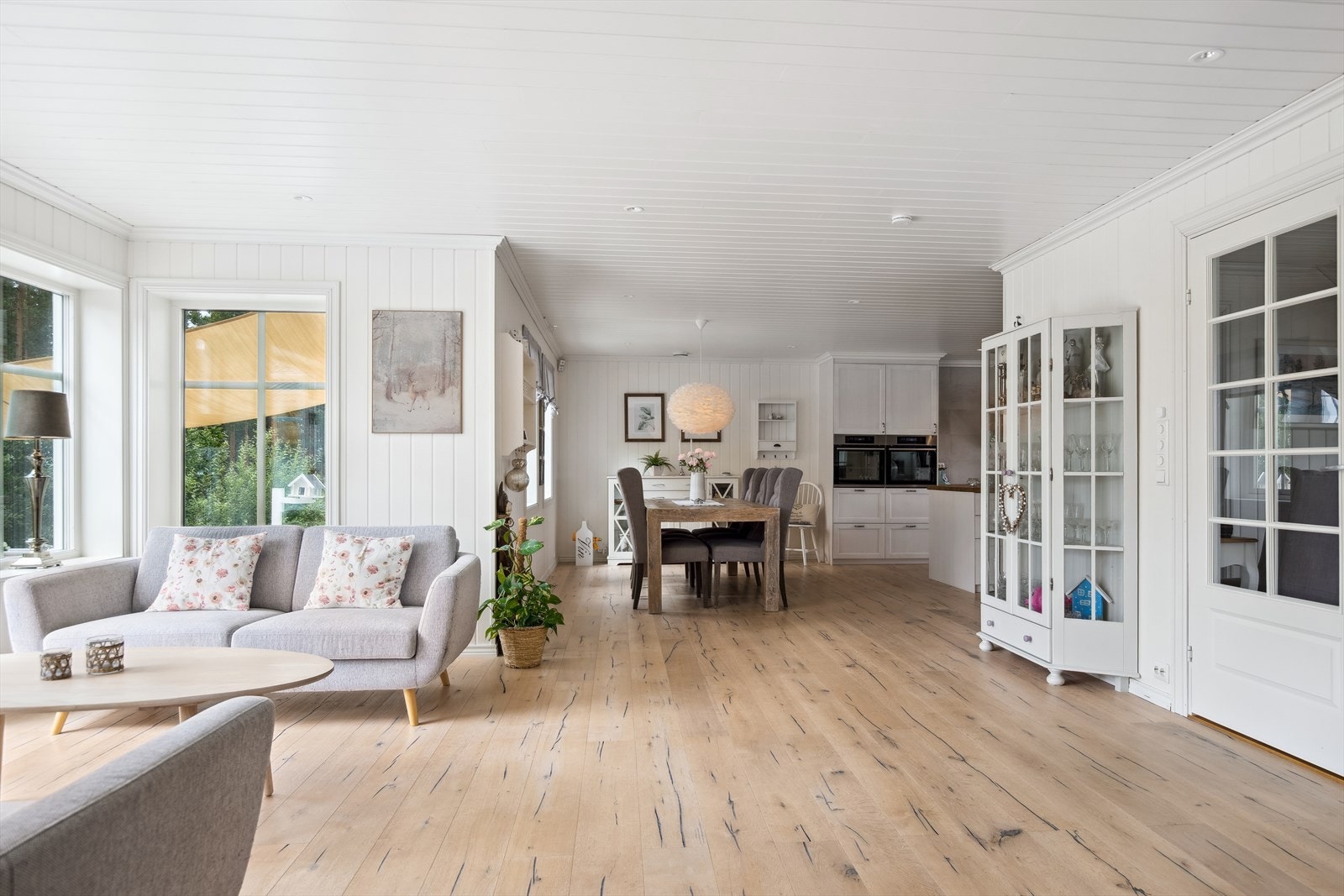 Det er delvis åpen løsning mellom kjøkken og stue. Galleribilde