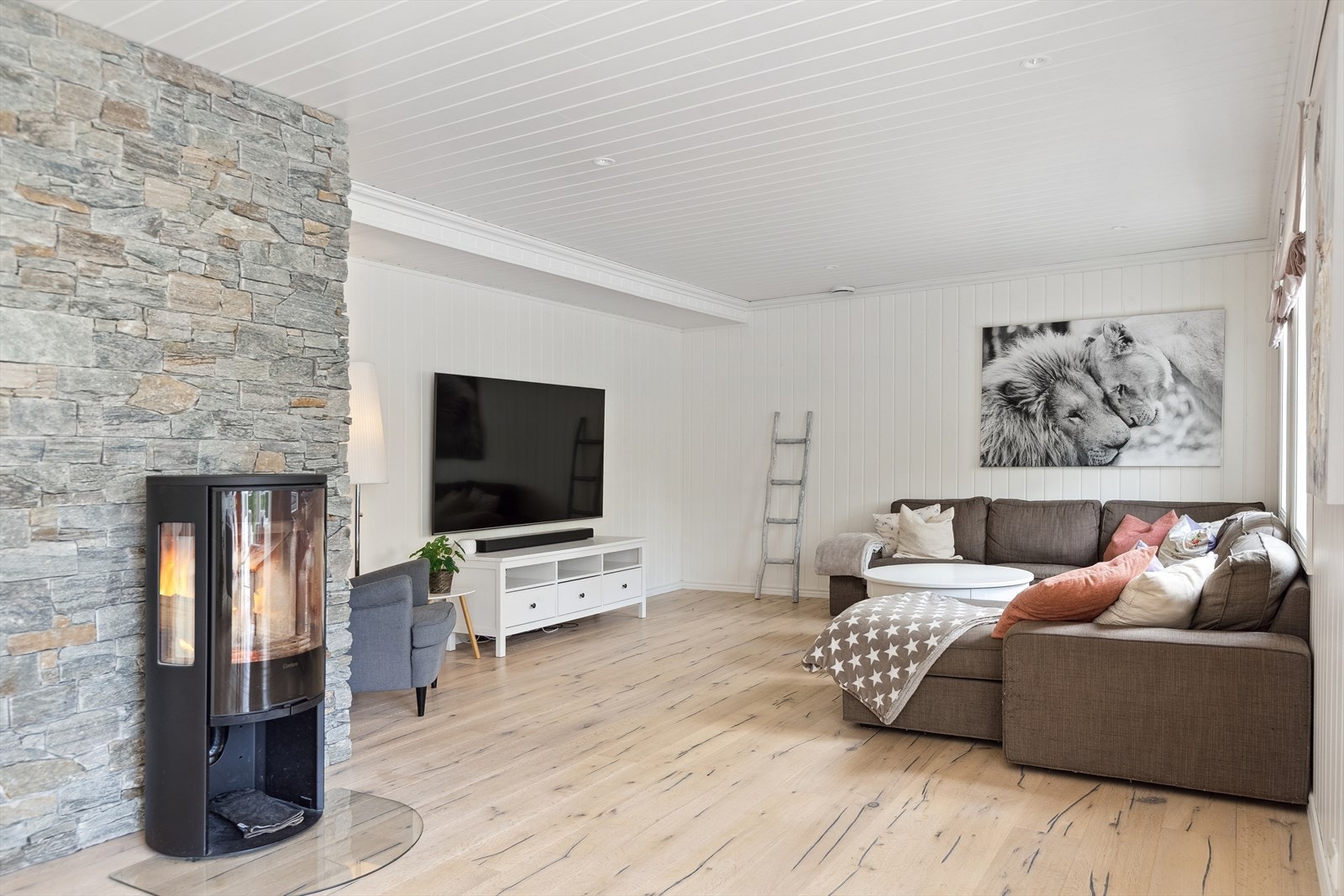 I stuen er det tilgang på vedovn som varmer godt på kjøligere kvelder. Galleribilde