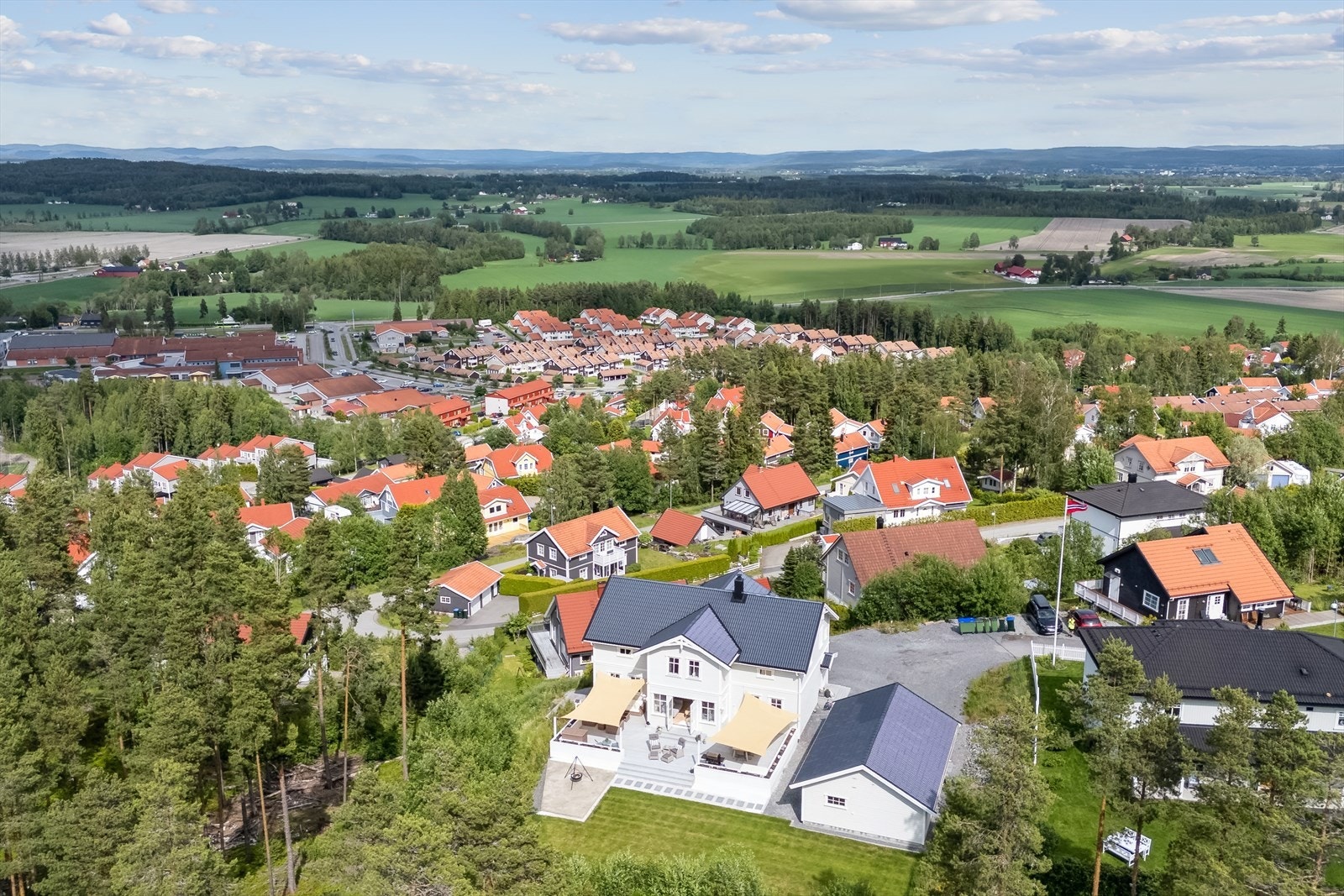 I nærområdet finner du gode tur- og treningsmuligheter med skogsløyper, turstier, lysløyper og badevann. Galleribilde