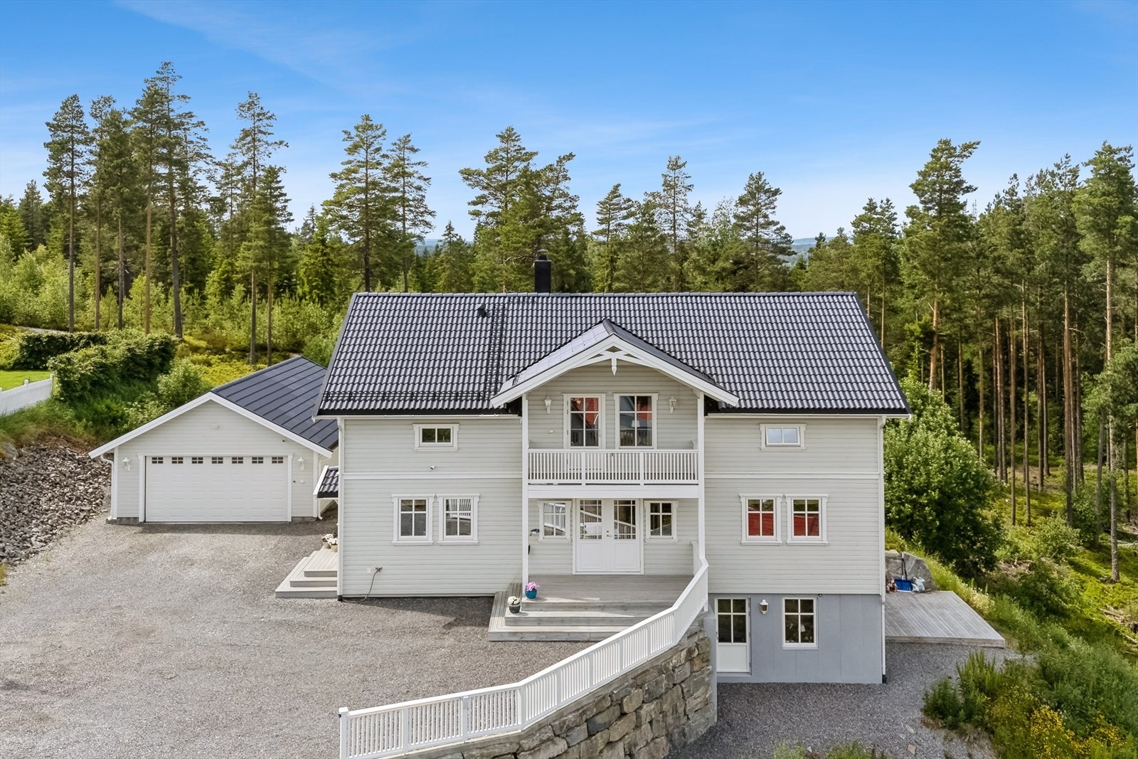 Løvebakken 16 er en romslig, praktisk enebolig med hybelleilighet. Galleribilde