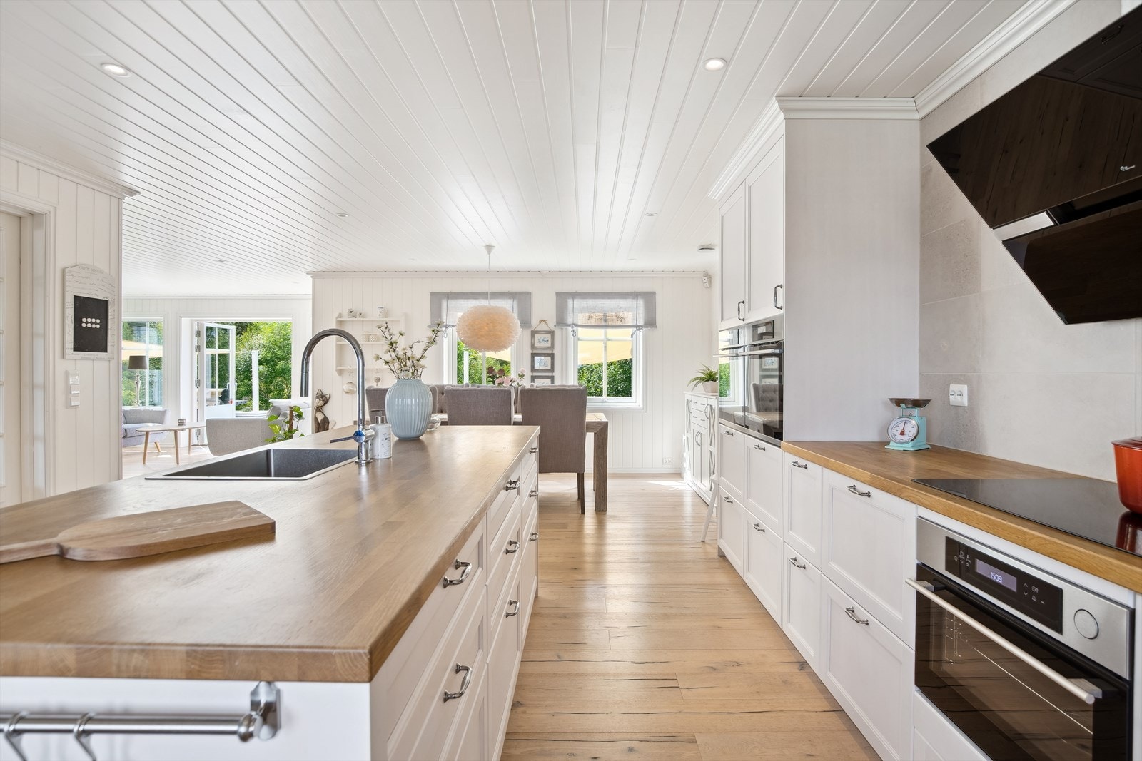 Kjøkkenet har en praktisk kjøkkenøy og enkel adkomst til spisestue. Galleribilde