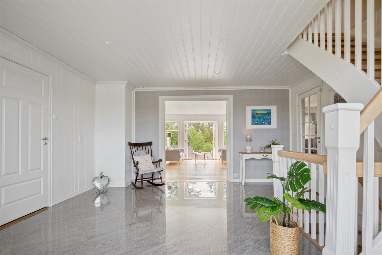 Inngangspartiet har utsikt mot hagen. Galleribilde