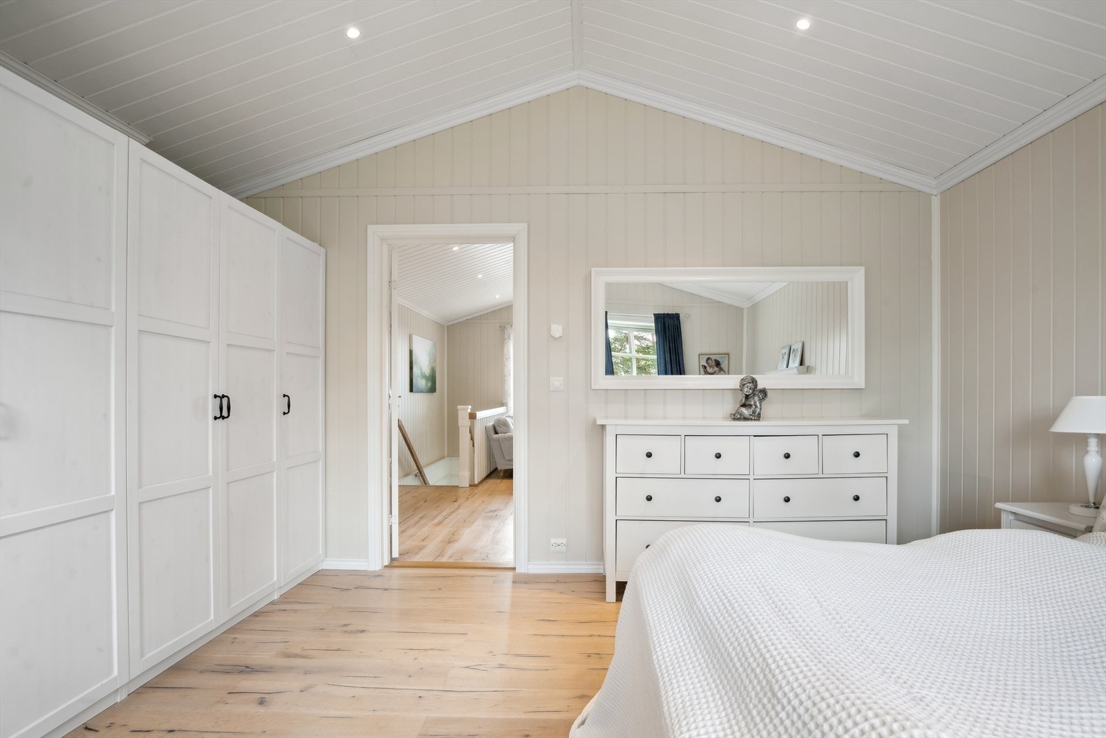 I 2. etasje er det totalt 4 romslige soverom med gode muligheter for garderobeløsninger. Galleribilde