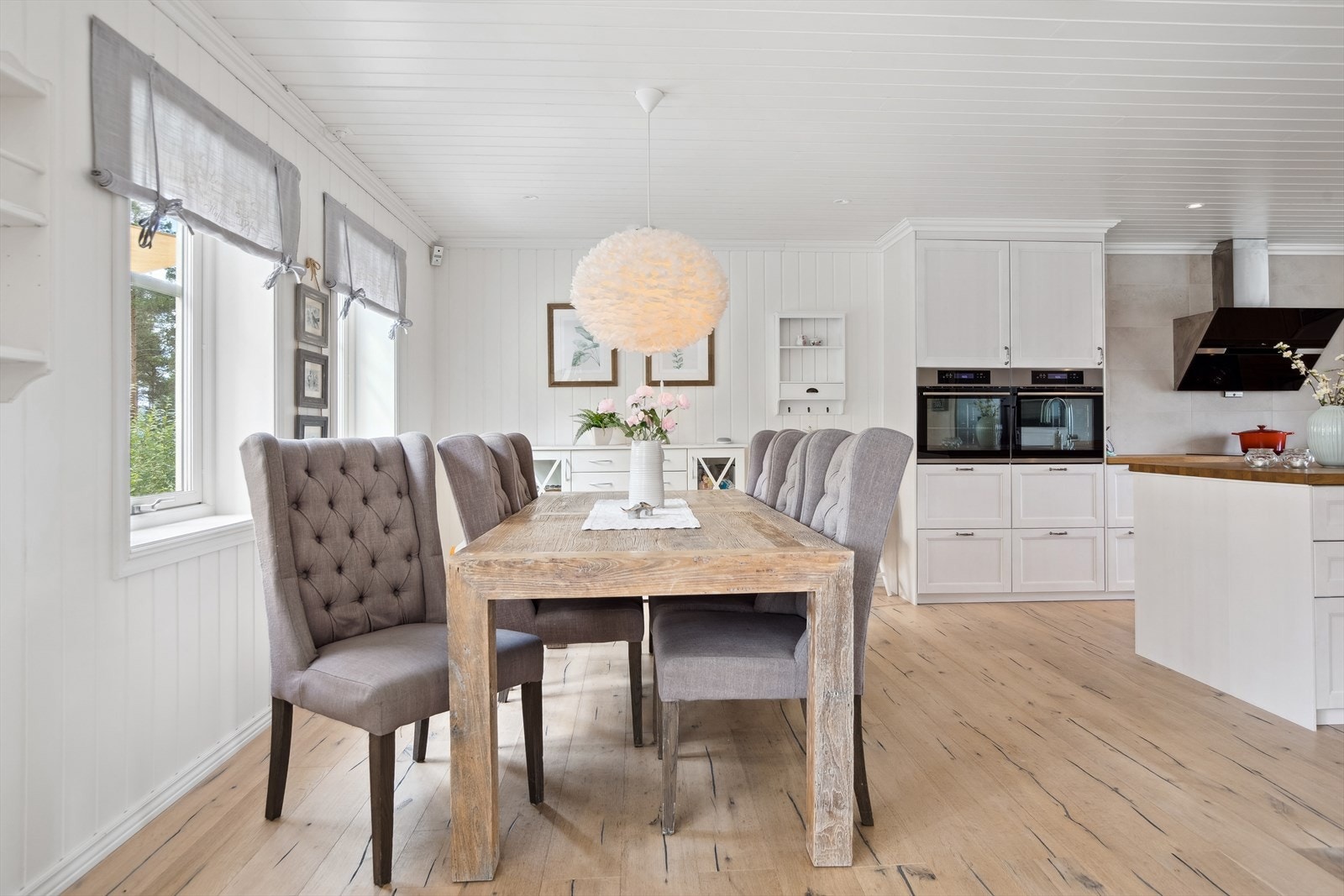 Det er god plass til spisebord med tilhørende stoler. Galleribilde