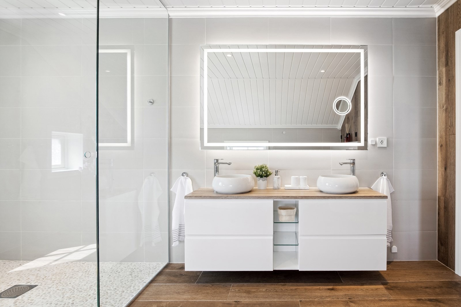 Inneholder dobbel servant i baderominnredning og speil med belysning. Galleribilde