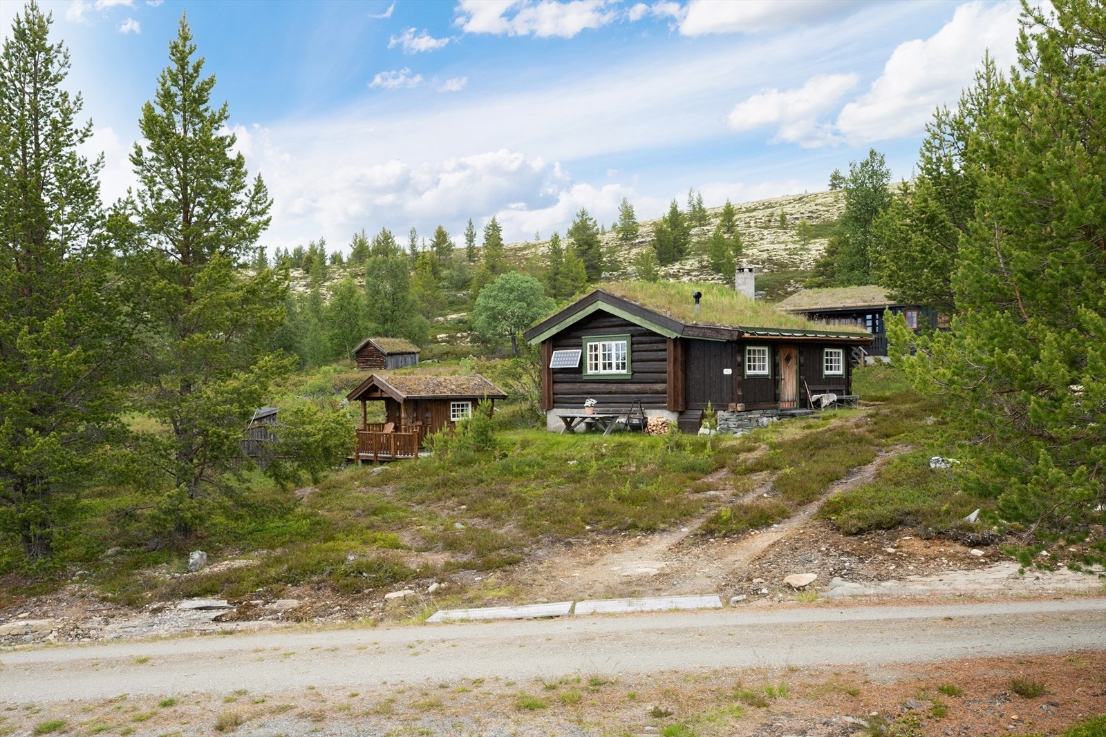 Trivelig fritidseiendom beliggende på Skarsetrin, Høvringen. Galleribilde