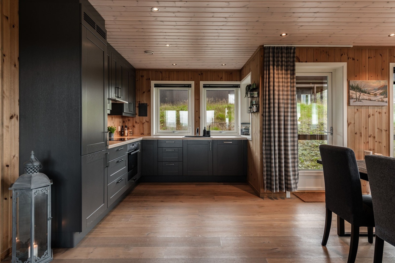 Lekkert heltre kjøkken fra Stai med integrerte hvitevarer. Galleribilde