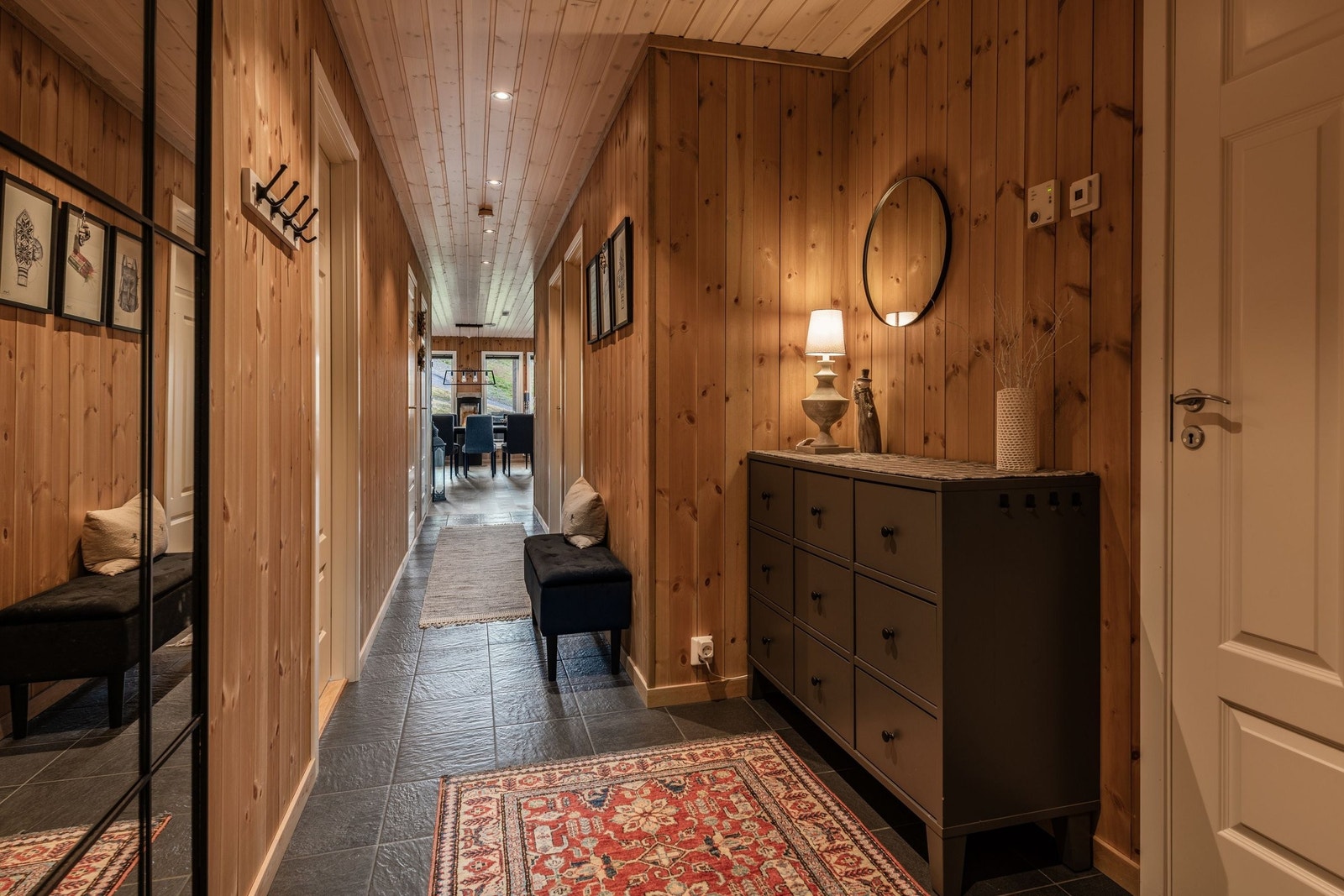 Velkommen inn! I gangen er det god plass til oppbevaring. Det er fliser og varmekabler på gulvet i gangen og den innvendige boden. Galleribilde