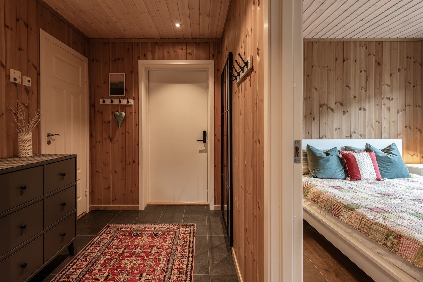 Leiligheten har høy standard med blant annet balansert ventilasjon i alle rom. Materialvalg gir en lun og varm atmosfære. Galleribilde