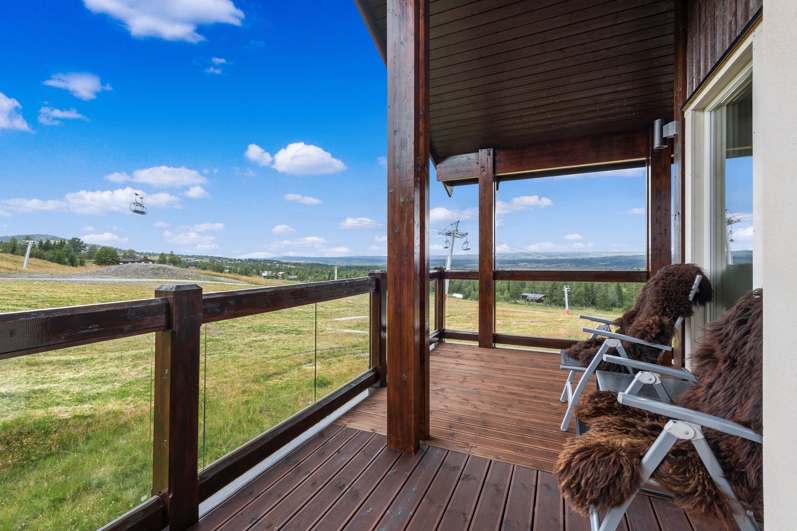 Fra den vestvendte verandaen er det svært gode solforhold sommerstid. Her kan solen nytes helt til den går ned om kvelden. Galleribilde