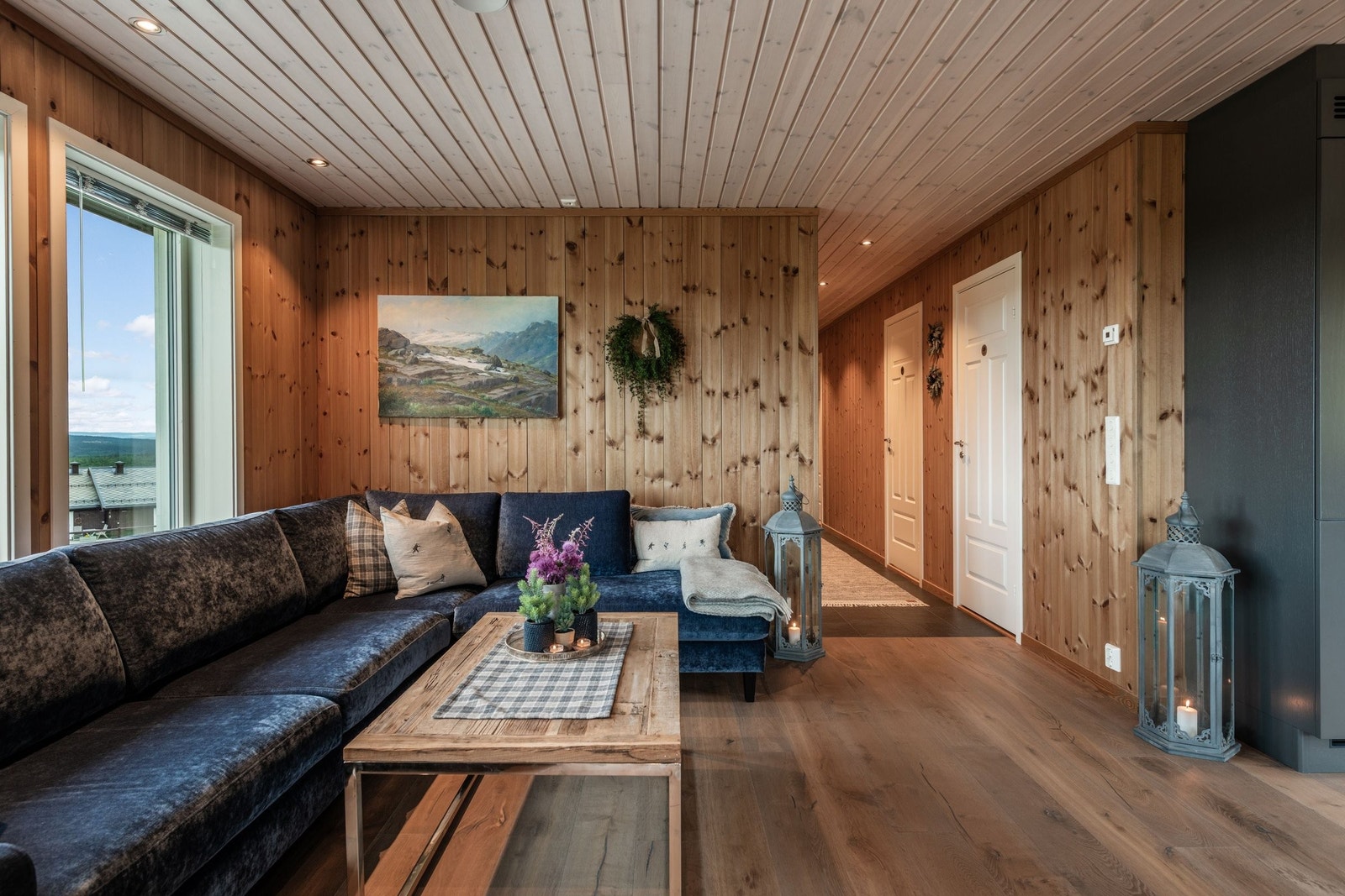 Det er flott, rustikk eikeparkett på soverommene og oppholdsrommet. Galleribilde