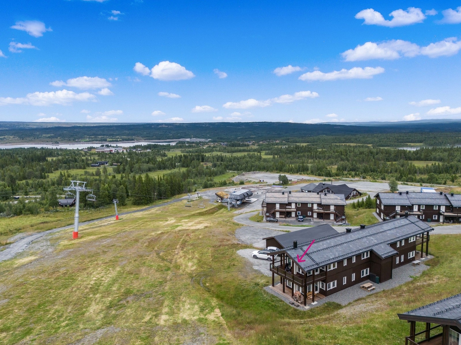 Leiligheten har utsikt over Tisleia. Det er kort vei til Vasskanten som har badeplass, båtutleie og cafè. Galleribilde