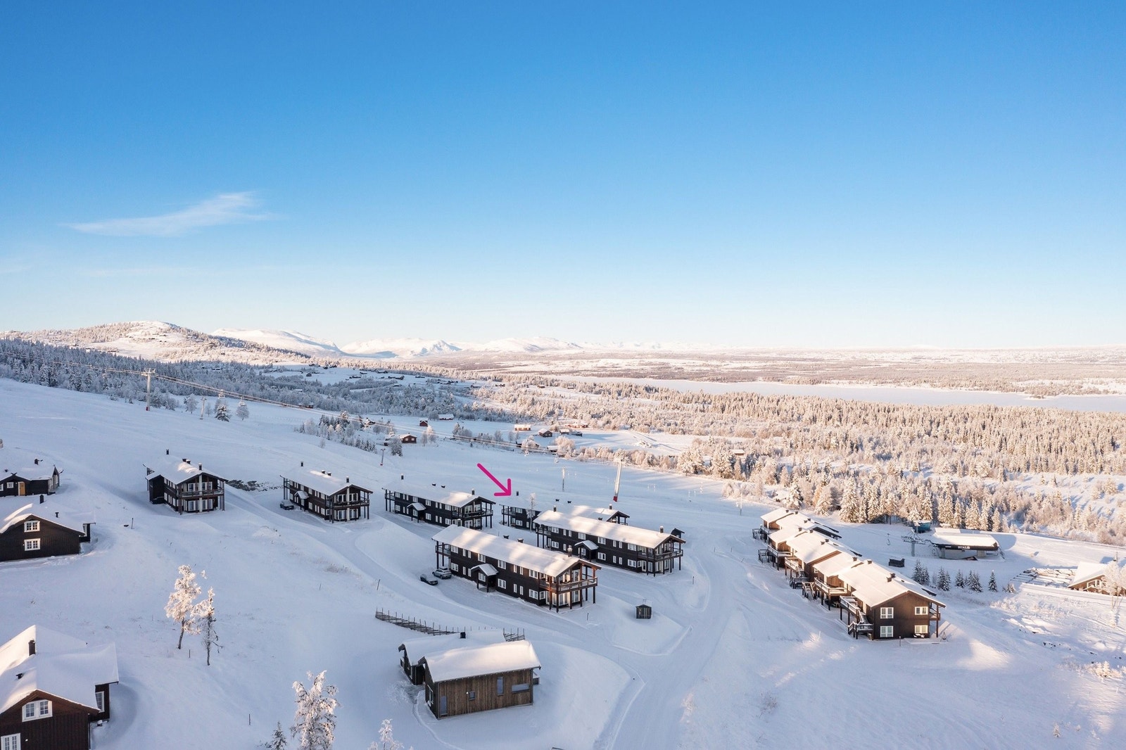 Alpingutu 25 har attraktiv beliggenhet i Bualie Fjellandsby. Galleribilde