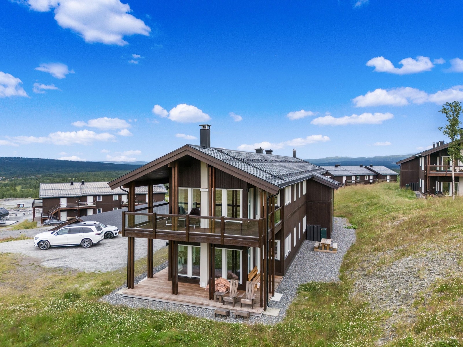 Det er parkering rett på utsiden av bygget. Galleribilde