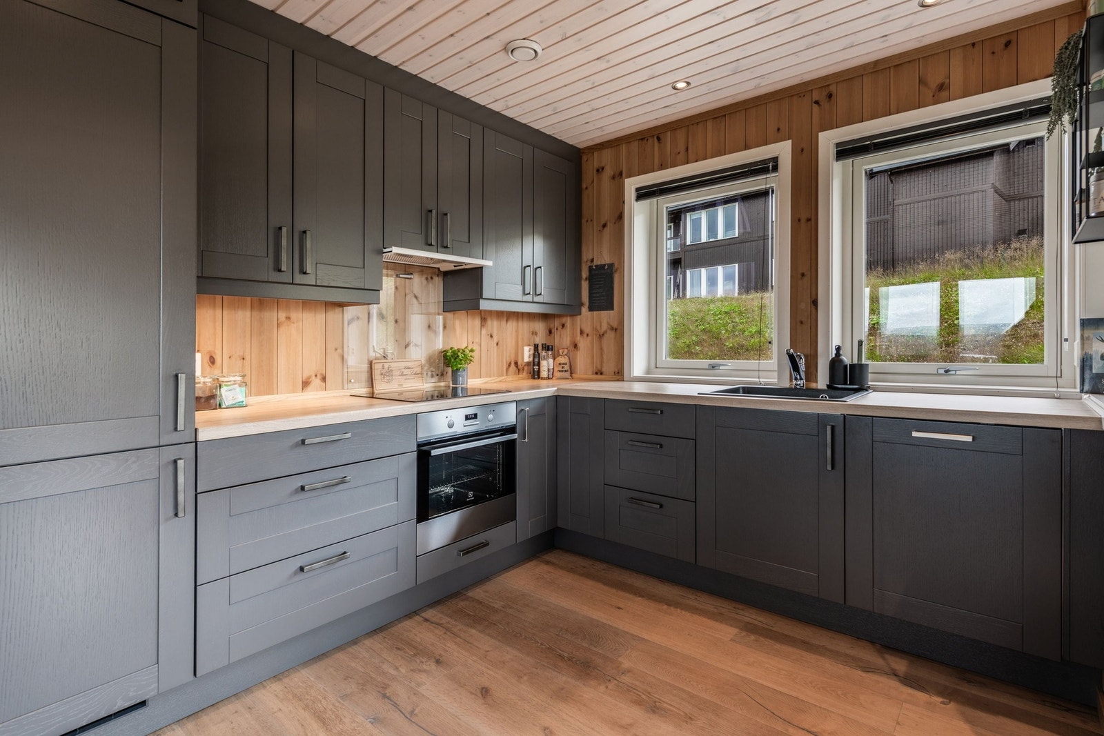 Kjøkkenet har god benkeplass for kokkelering. Galleribilde