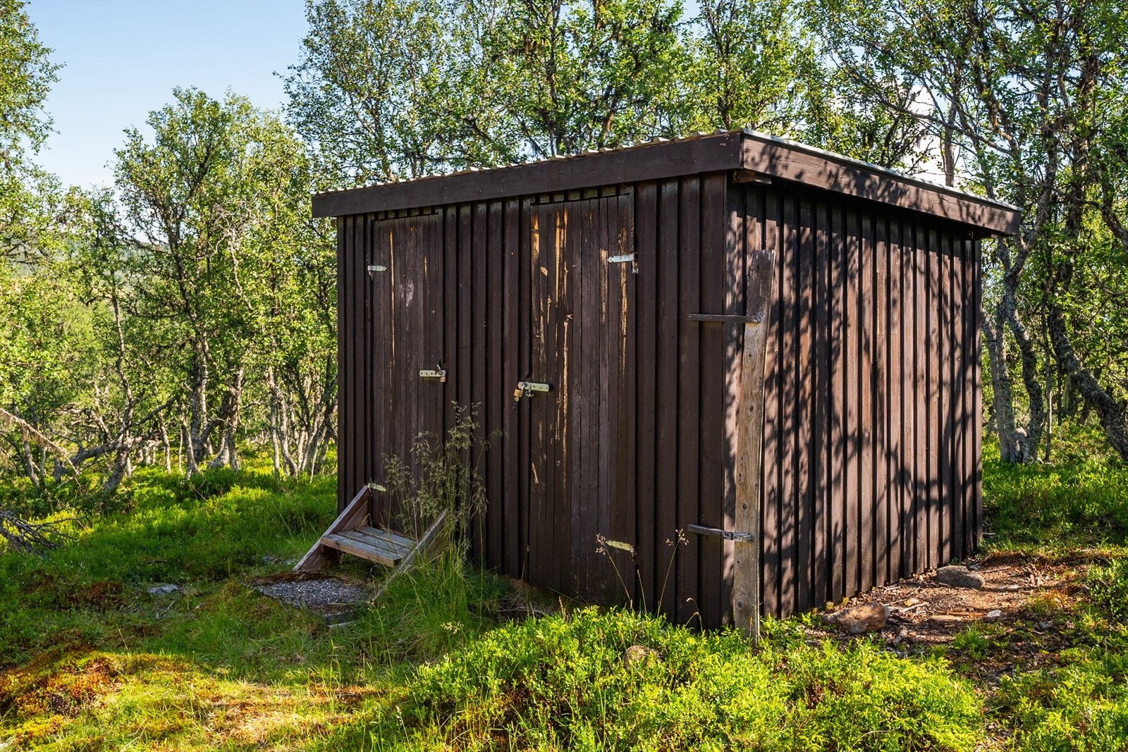 Eiendommen har et tilhørende uthus på ca 6 kvm med bod og utedo. Galleribilde
