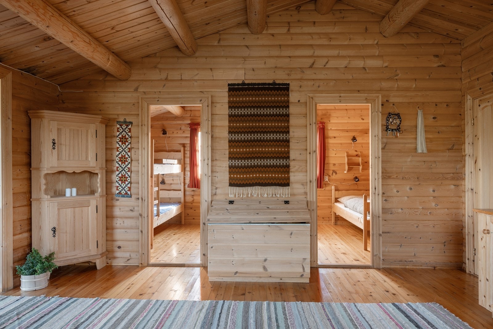 Hytta har i dag totalt 6 sengeplasser fordelt på tre soverom - to av soverommene har adkomst fra spisestua. Galleribilde