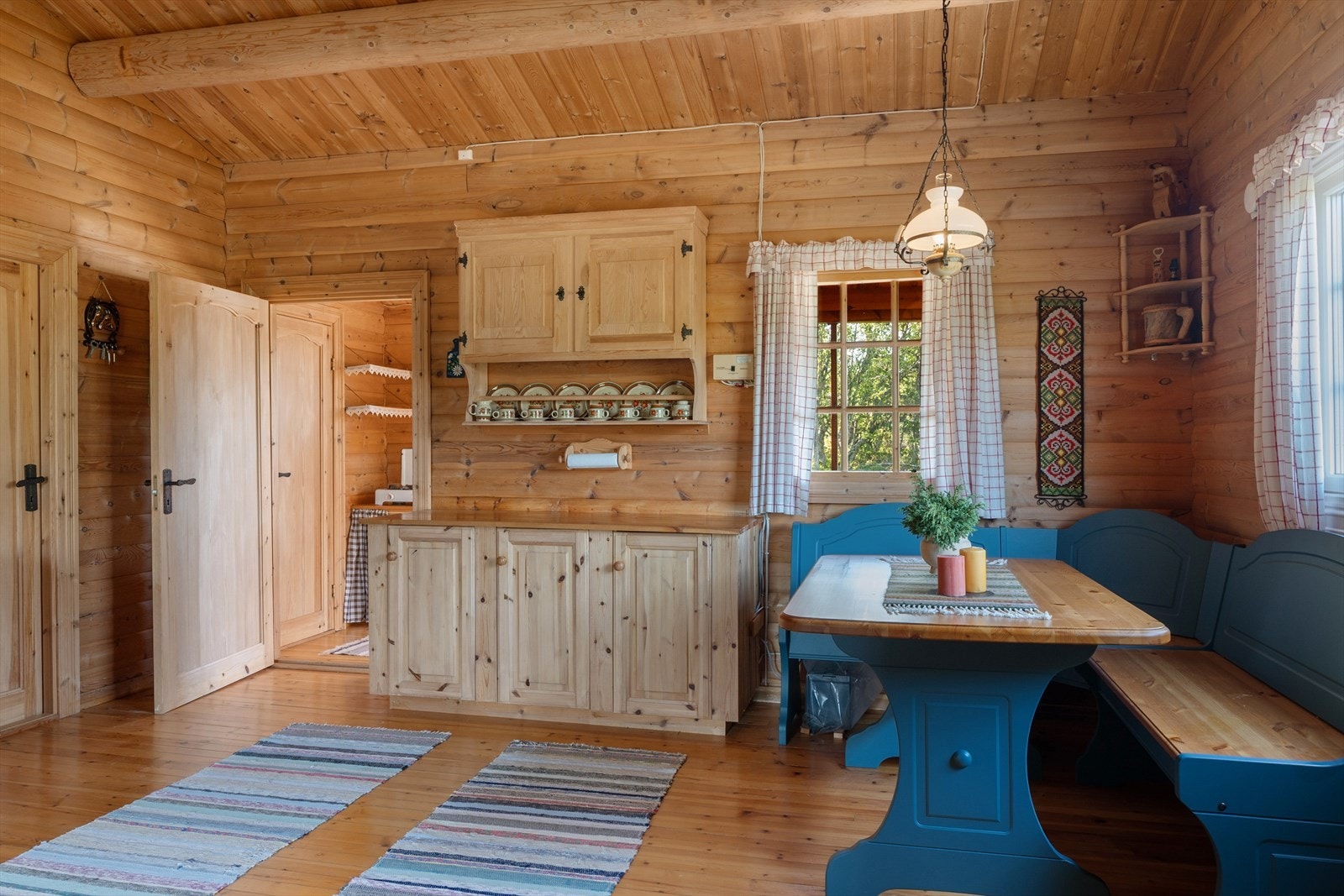 Spisestua er innredet med en praktisk kjøkkenbenk og overskap, samt en hyggelig spiseplass. Galleribilde