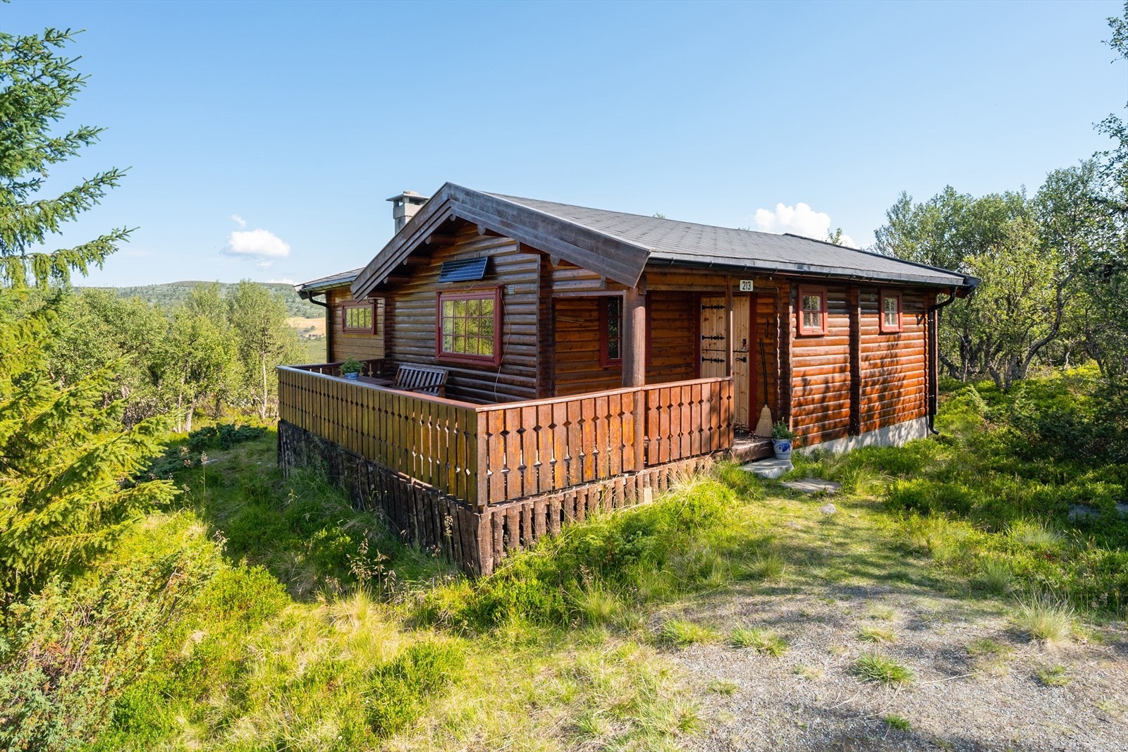 Eiendommen "Kollen" ble oppført i 1984 og ligger fint til i rolige omgivelser på Kongslikammen. Galleribilde
