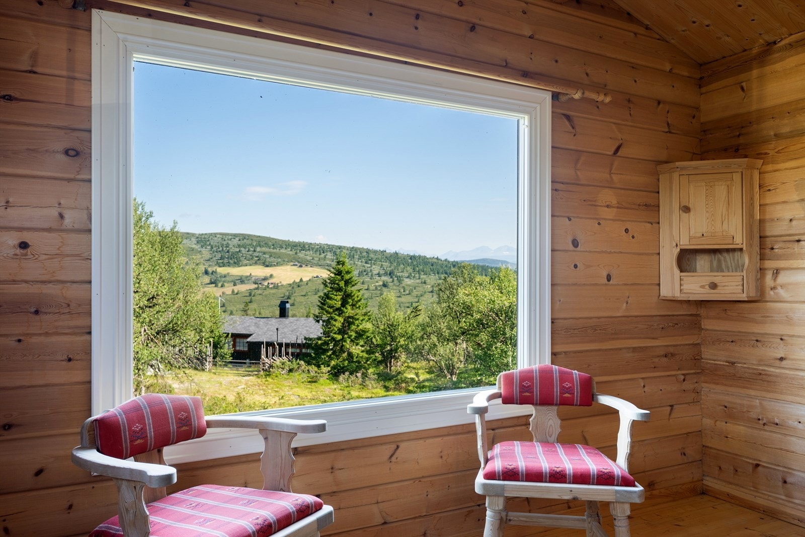 Store vindusflater bringer naturen inn! Galleribilde