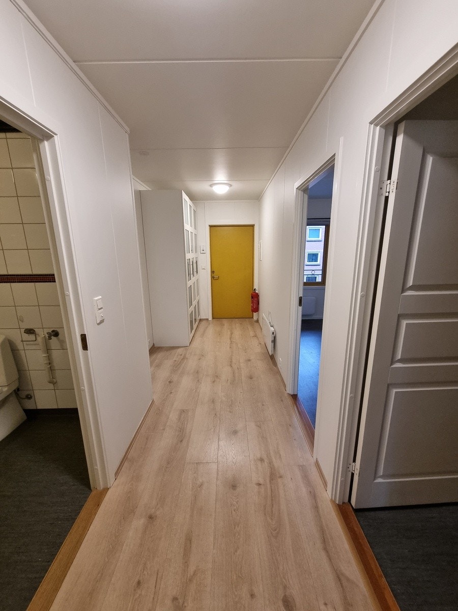 Mellomgang mot inngangsdør Galleribilde