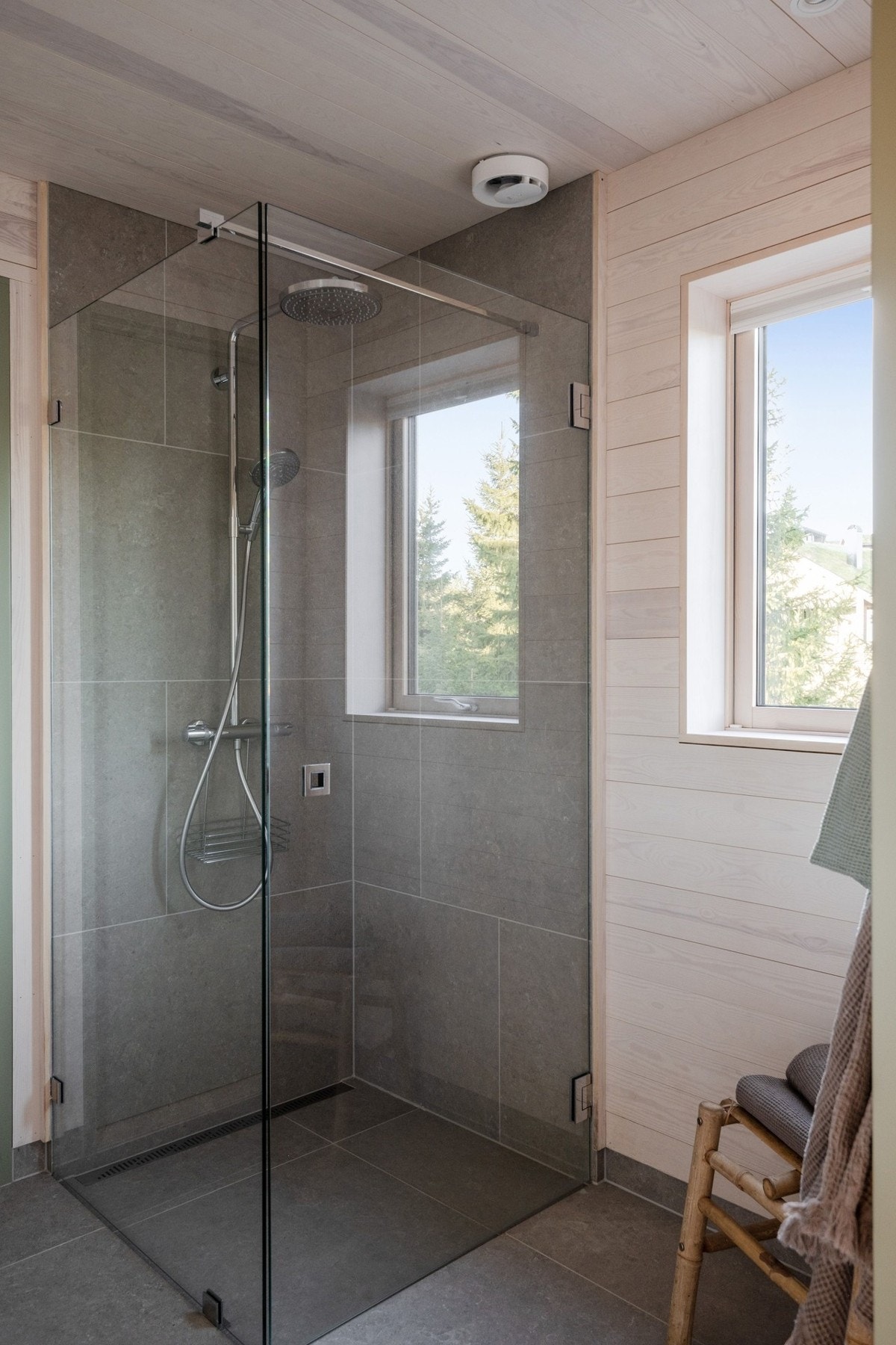 Badet har et stilig dusjhjørne med glassdør. Galleribilde