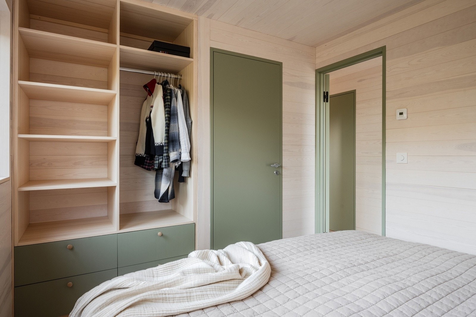 Hyttas hovedsoverom i 1.etasjen, med inngang til egen egen bod med strøm ? perfekt for ekstra lagringsbehov eller hobbyutstyr. Galleribilde