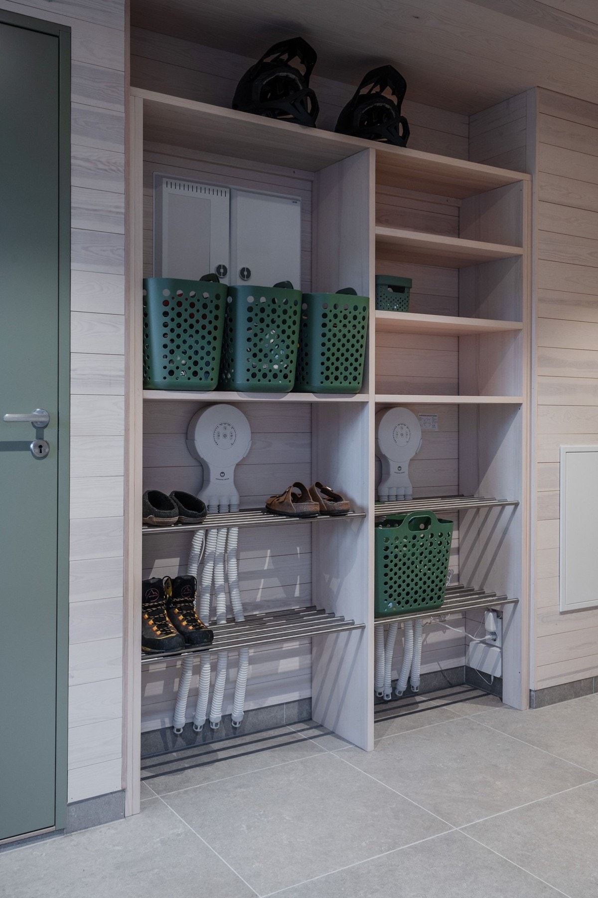 Her er det rikelig med plass til oppbevaring og tørking av klær og støvler. Galleribilde
