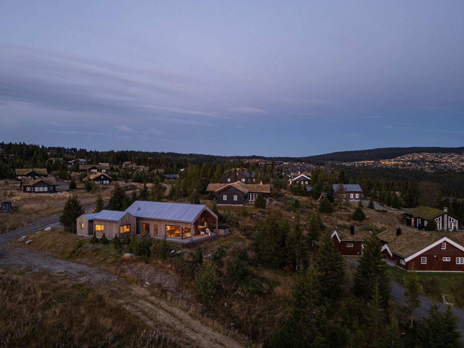 Langrennssporet går forbi hytteveggen! Området med trær nedenfor tilhører denne eiendommen. Galleribilde