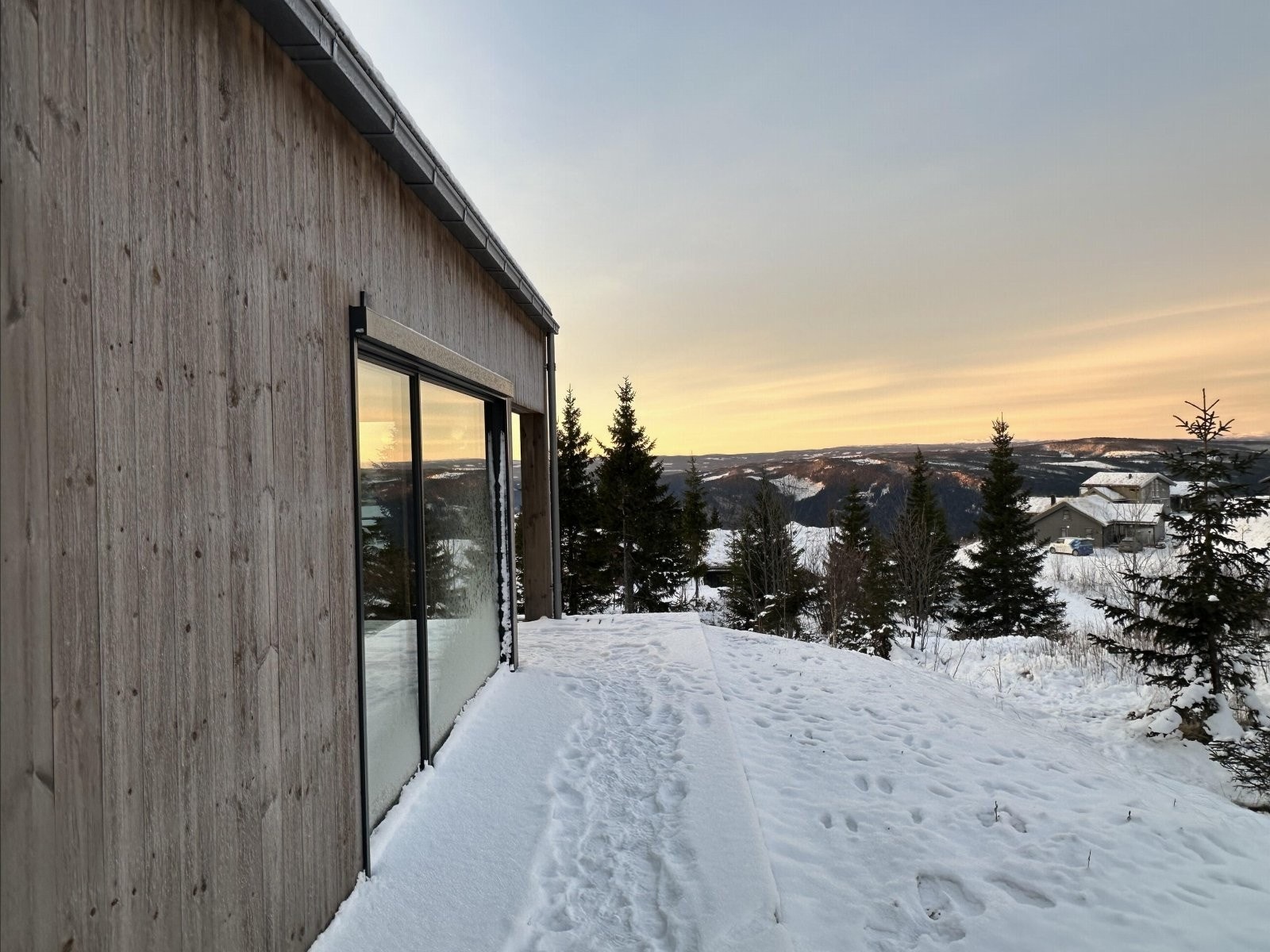 Beliggenheten gjør det enkelt å kombinere fjellivet med det praktiske - perfekt både for helgeturer og lengre opphold. Galleribilde