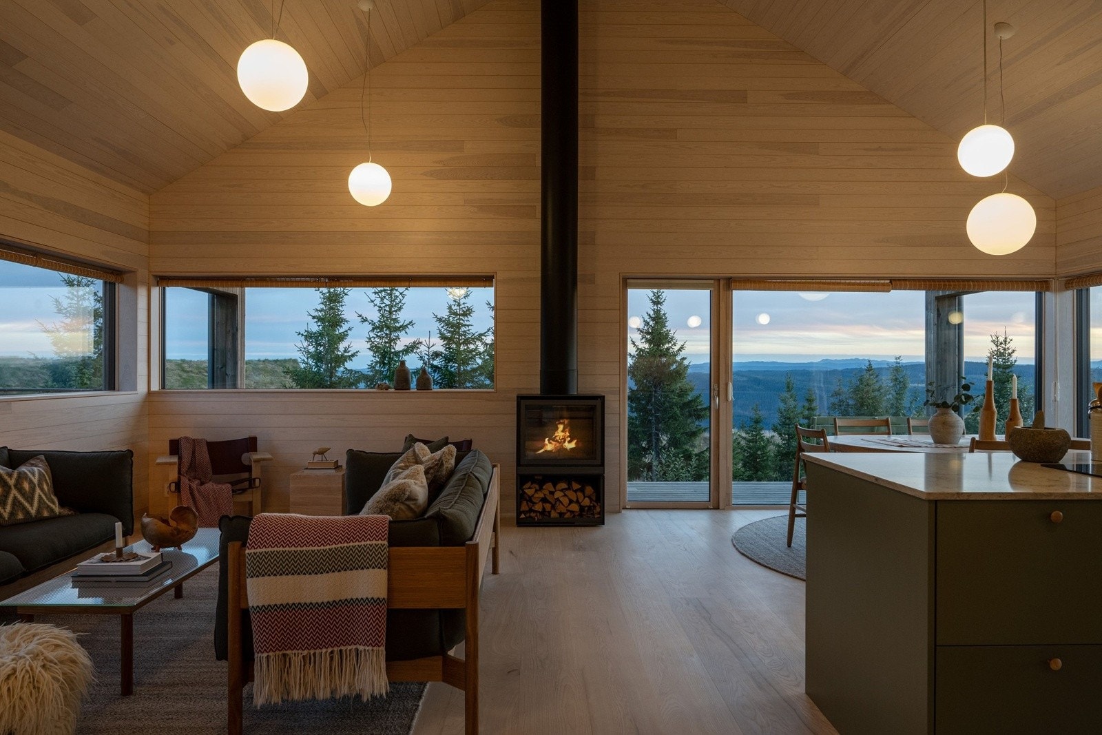 Kveldsbildene får frem hyttas myke lys og rolige toner. Galleribilde