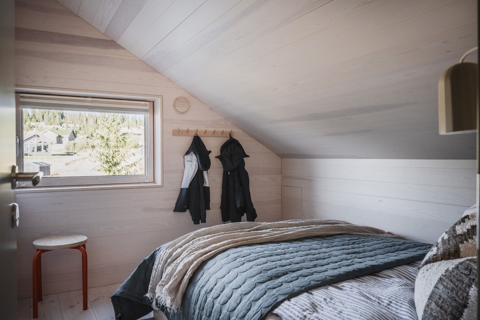 Rommene har skråtak og naturlig lysinnslipp som gir en lun og koselig atmosfære ? akkurat slik man ønsker det på en fjellhytte. Galleribilde