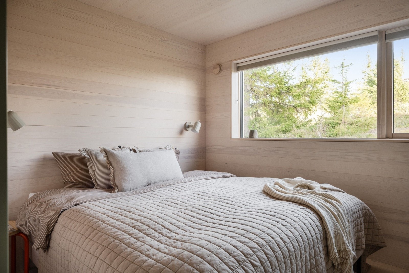 Hovedsoverommet er romslig og det er god plass til den 190 brede dobbeltsengen av svært god kvalitet fra Persgaard. Dobbeltsengen følger med ved salg. Galleribilde