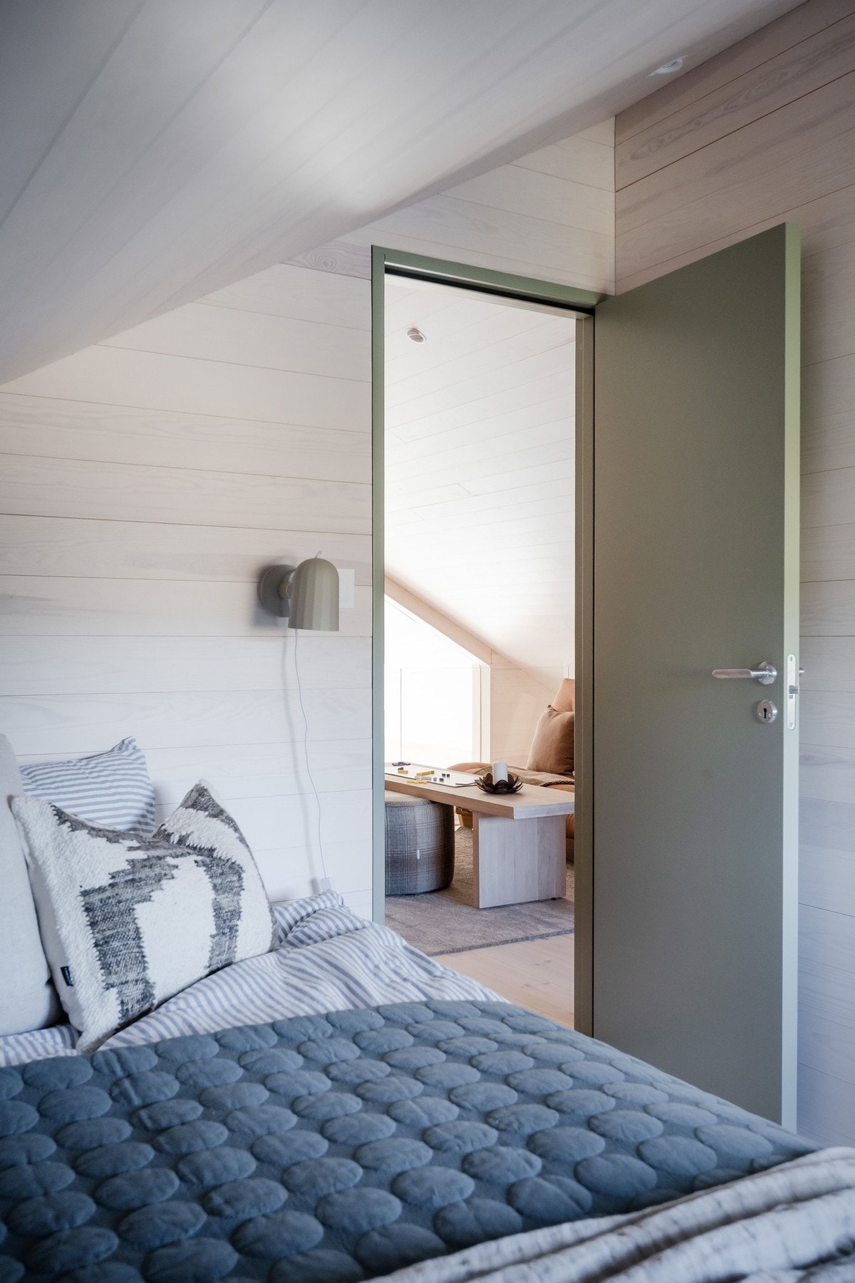 Begge soverommene er av god størrelse og har 150cm brede plassbygde dobbelsenger som følger med hytta. Galleribilde